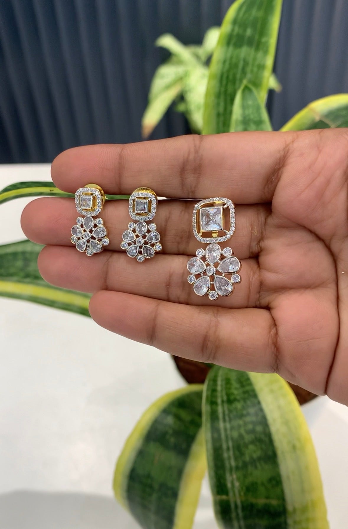 Beautiful pendant set with back hook