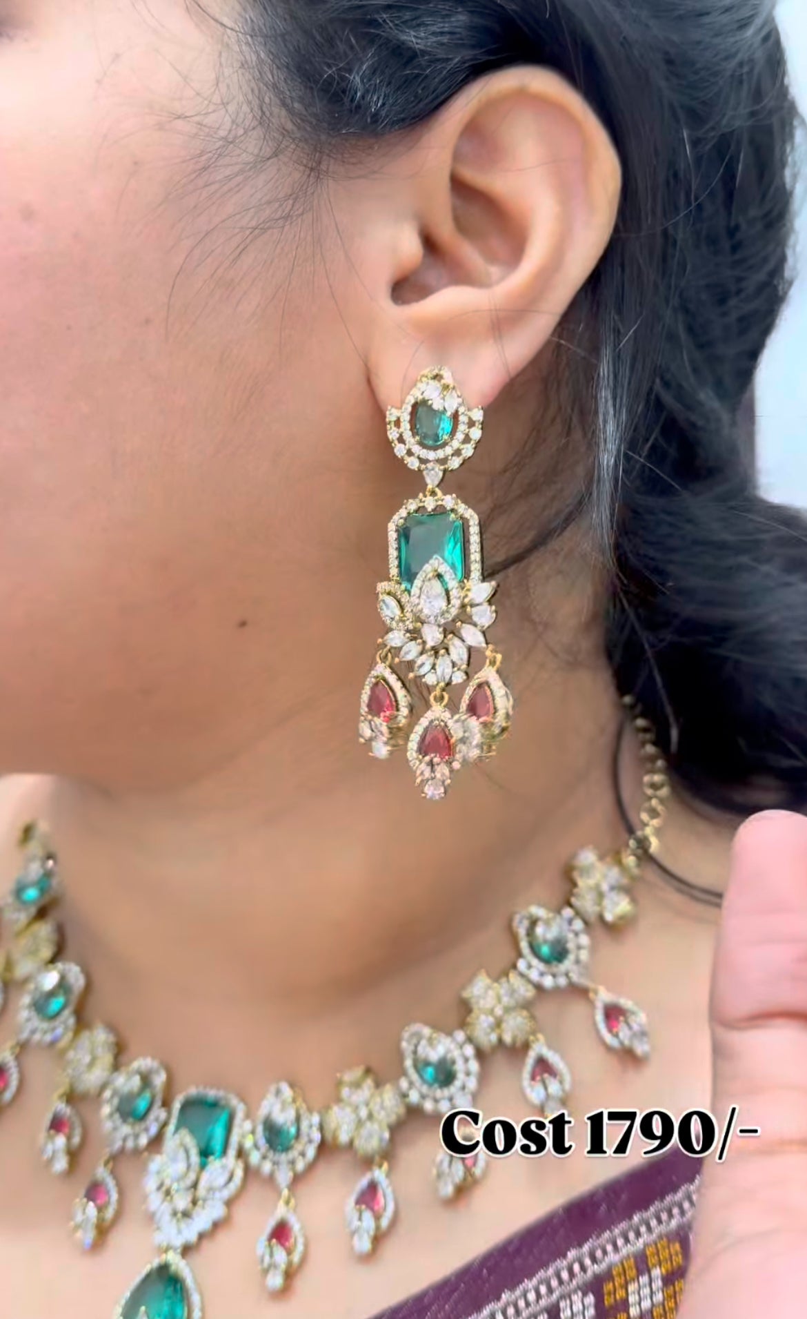 Beautiful party wear necklace