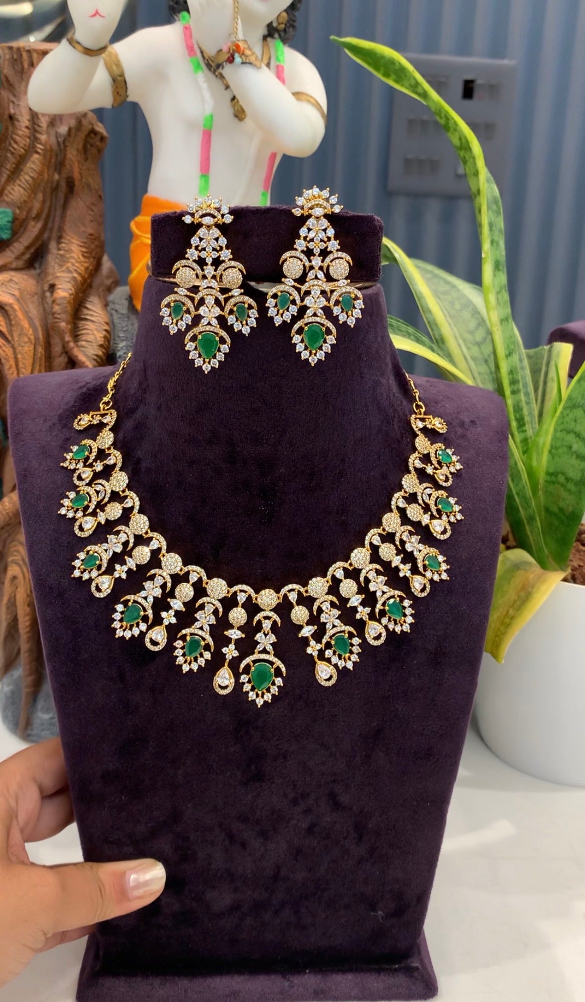 Beautiful party wear necklace