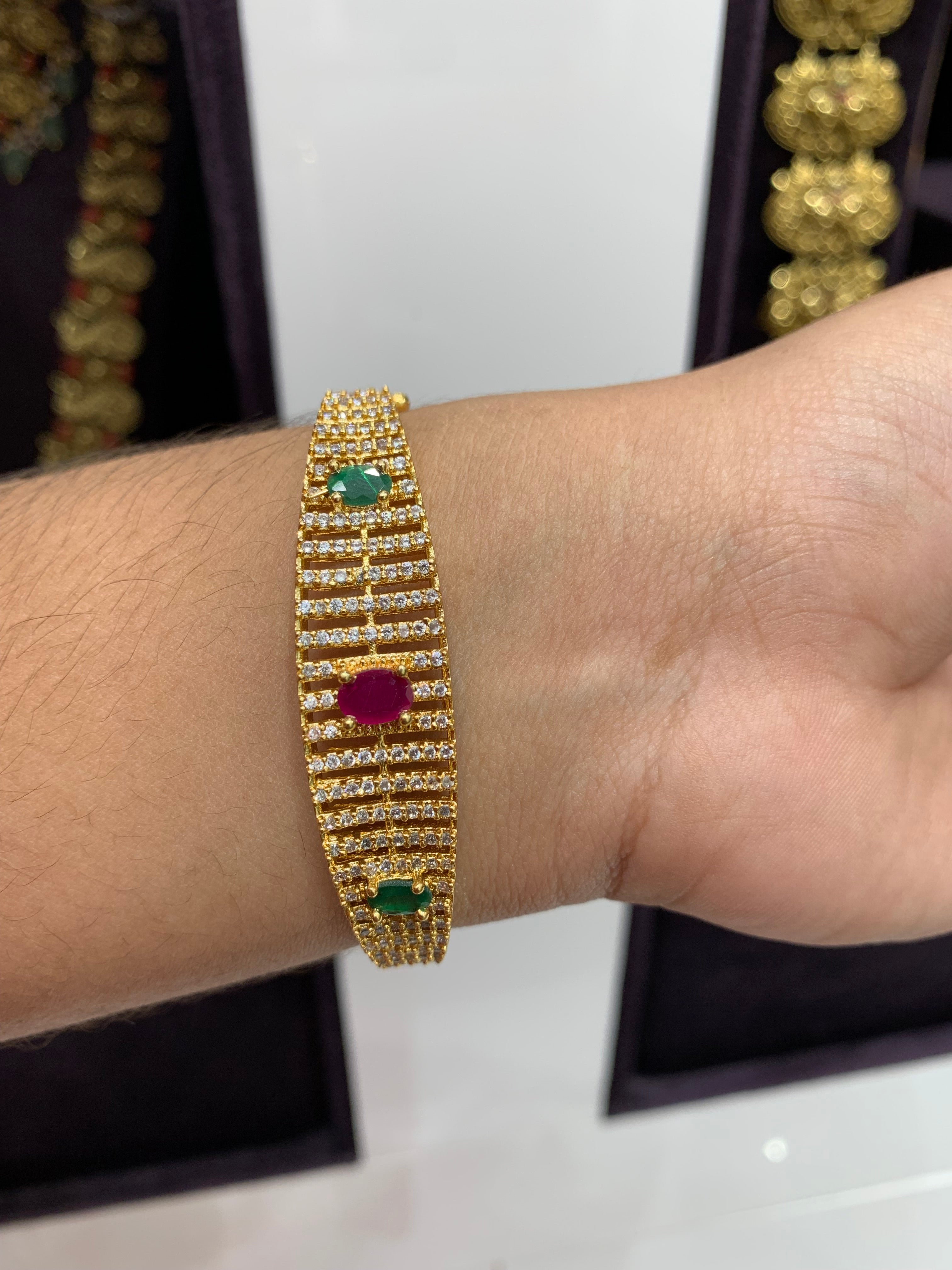 Beautiful bracelet with lock system
