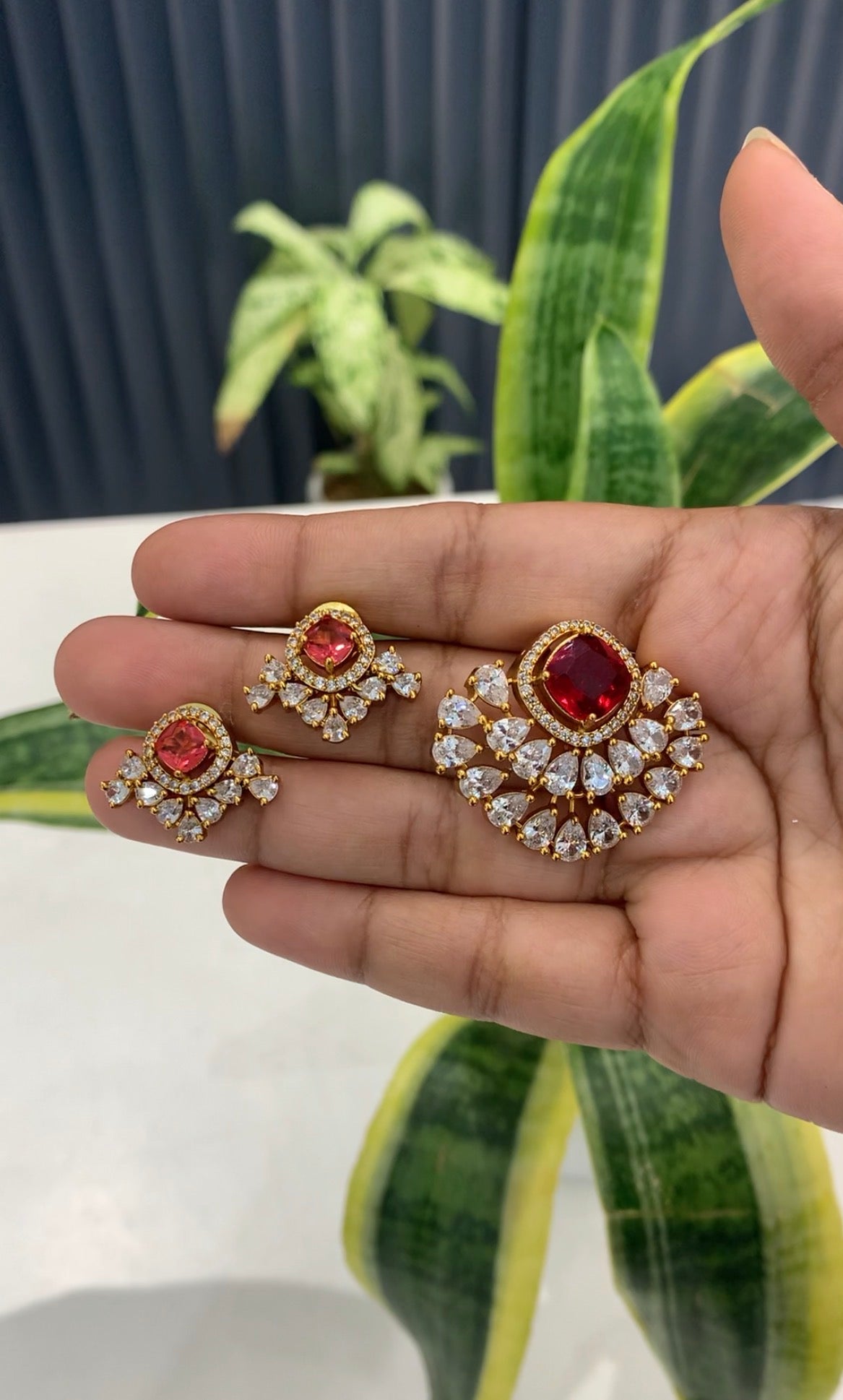 Beautiful pendant set with back hook