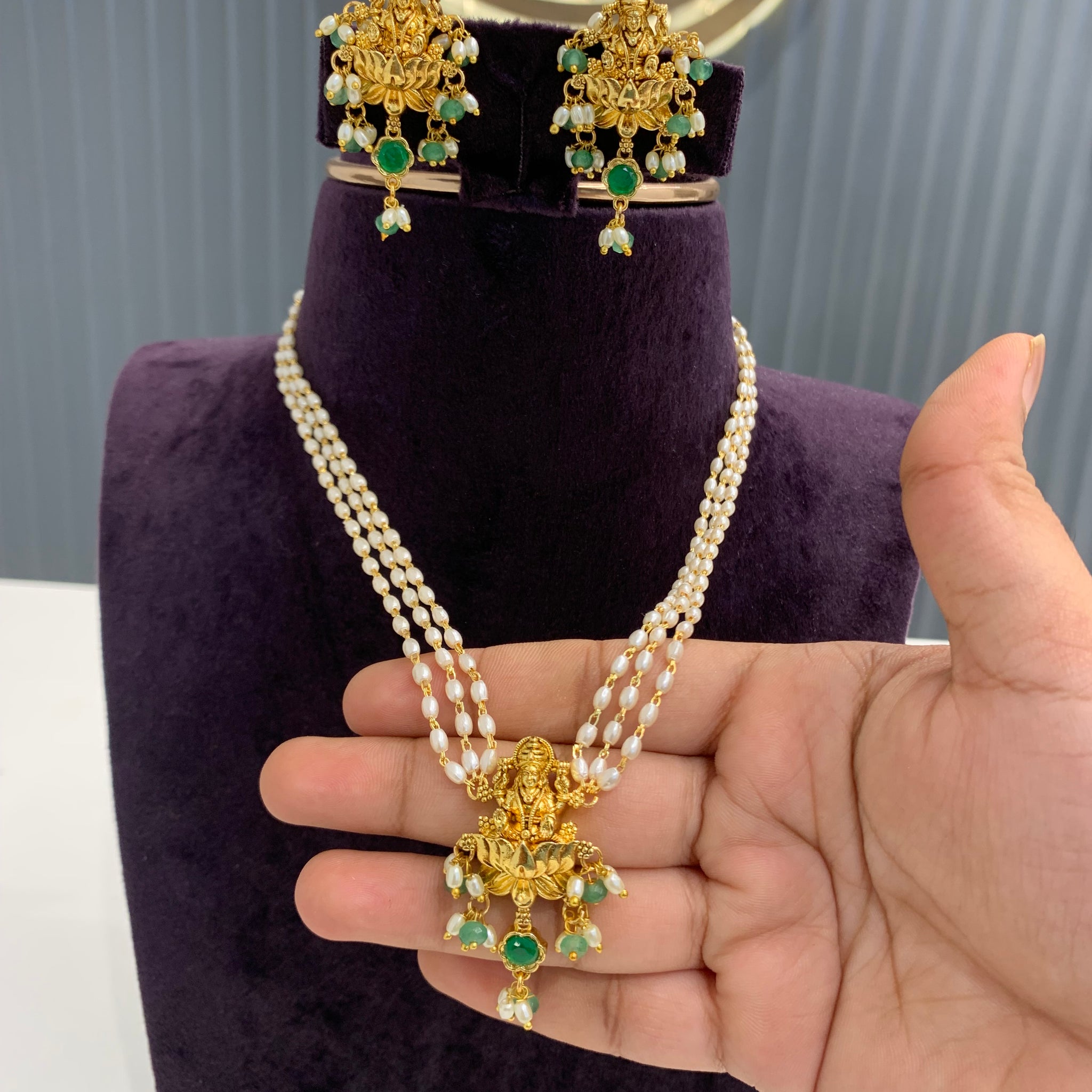Beautiful pearls set