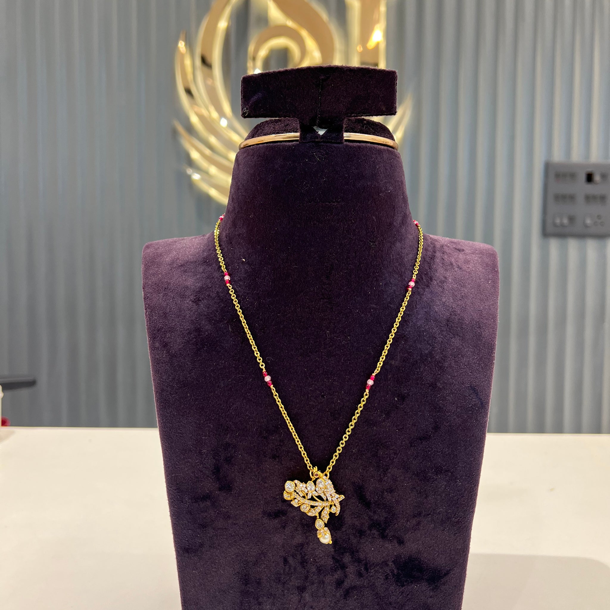 Leaf locket chain
