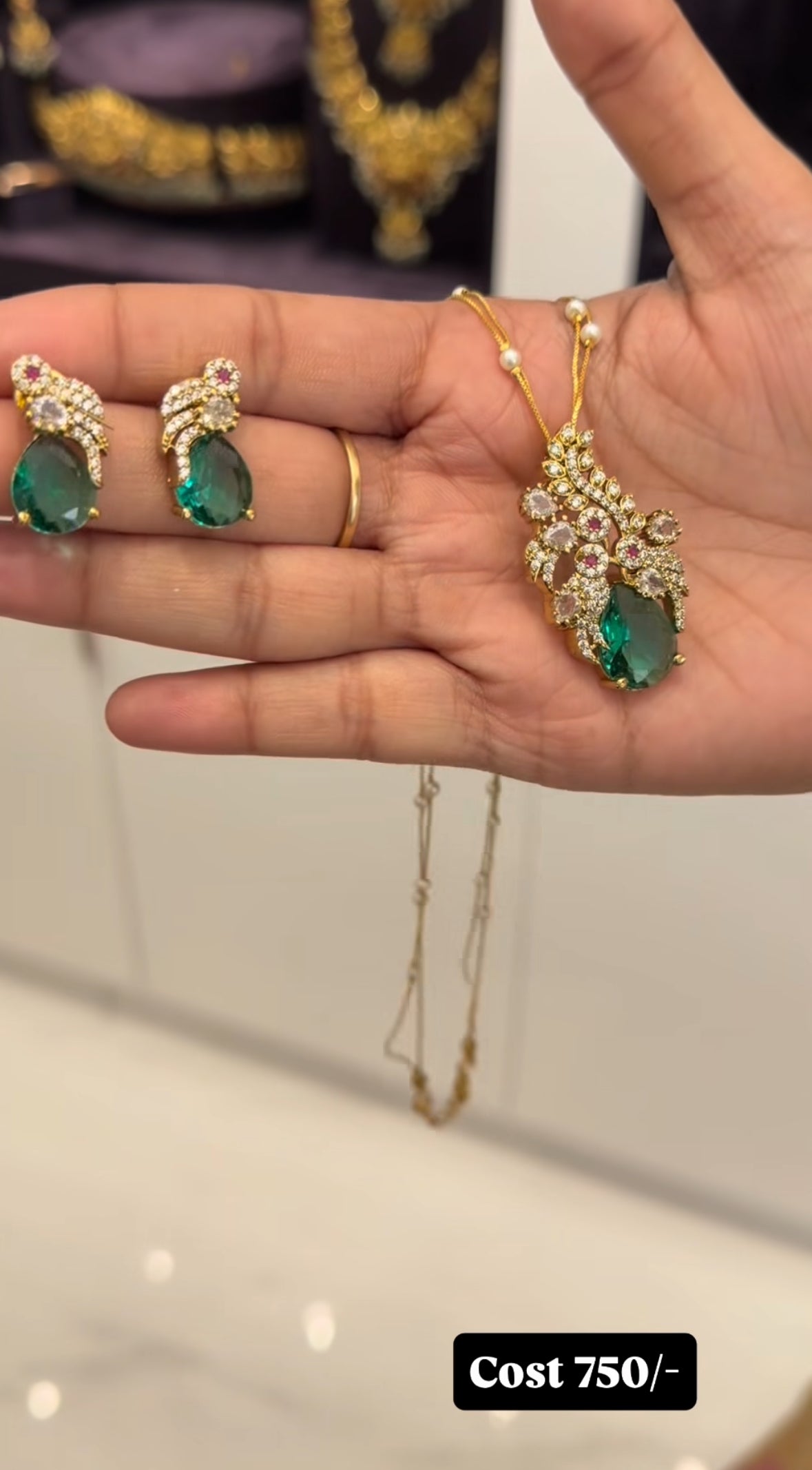 Beautiful pendant set with beautiful fancy chain