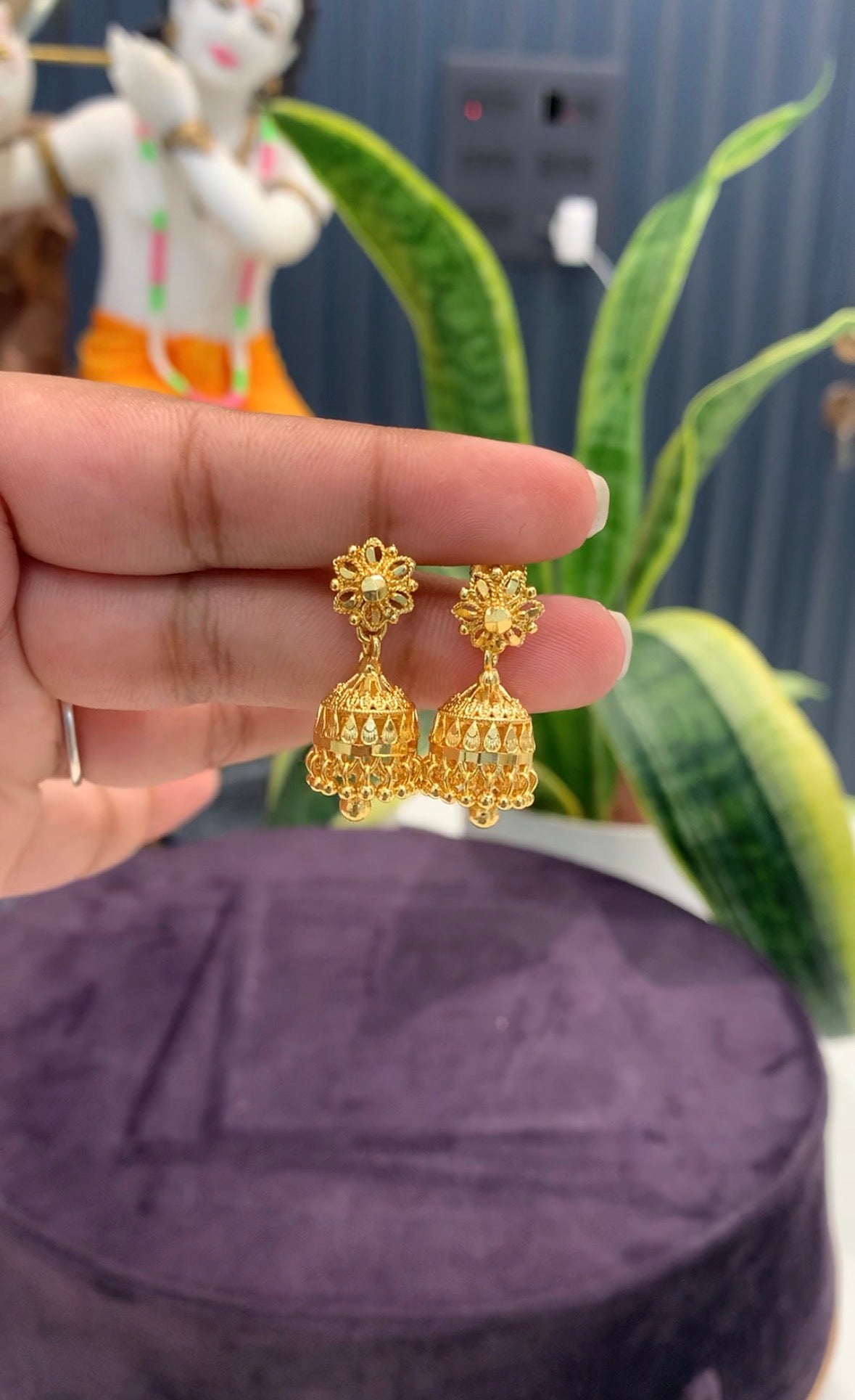 Beautiful gold replica jumkies with screwback