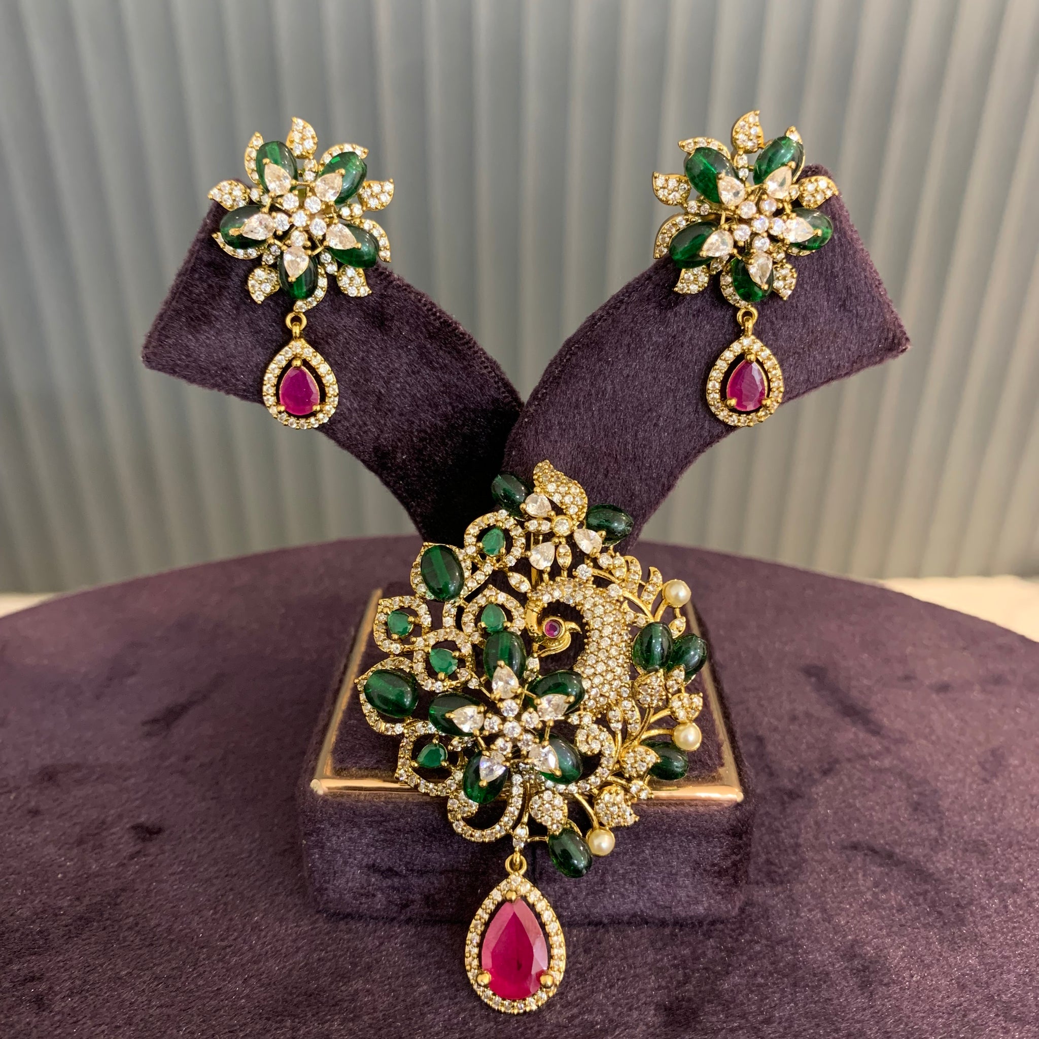 Beautiful pendant set with earrings and back hook