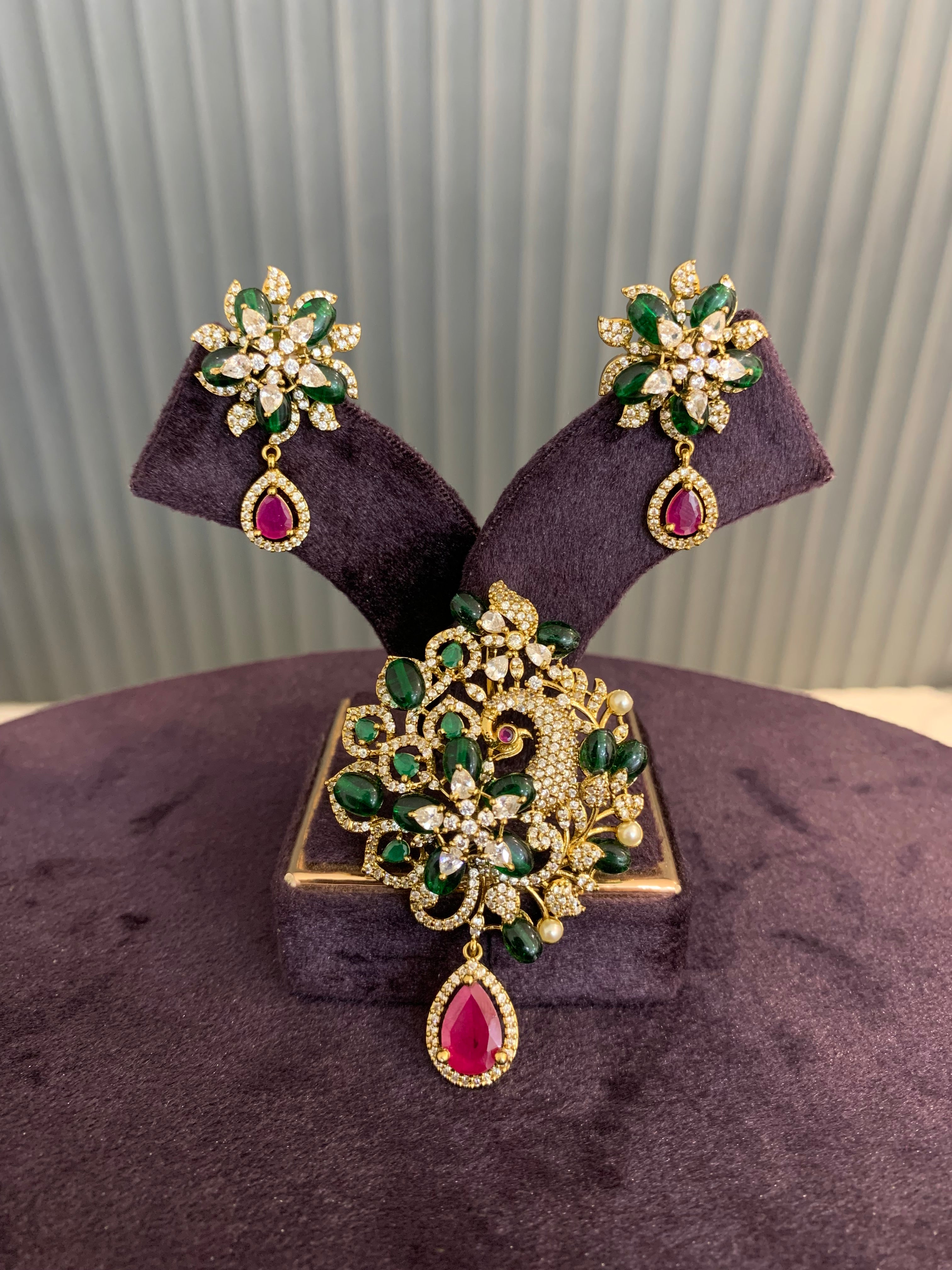 Beautiful pendant set with earrings and back hook