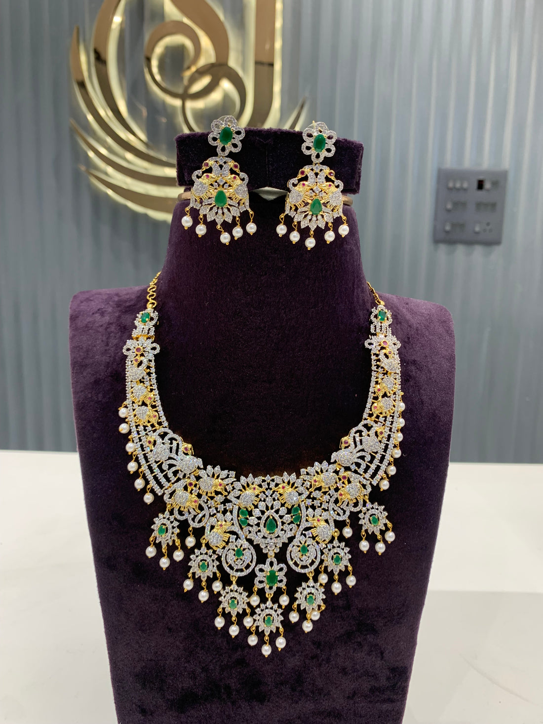 Beautiful short necklace with unique design