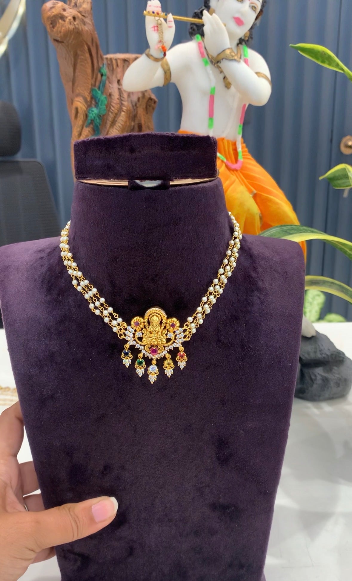 Beautifu customised 3 line chocker with traditional locket