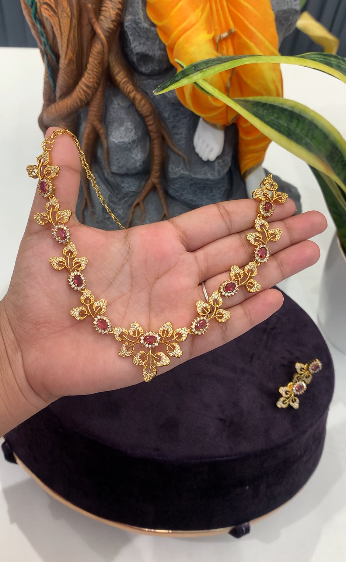 Beautiful party wear necklace