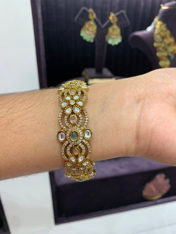 Beautiful bangle (single)only 2.6 size available