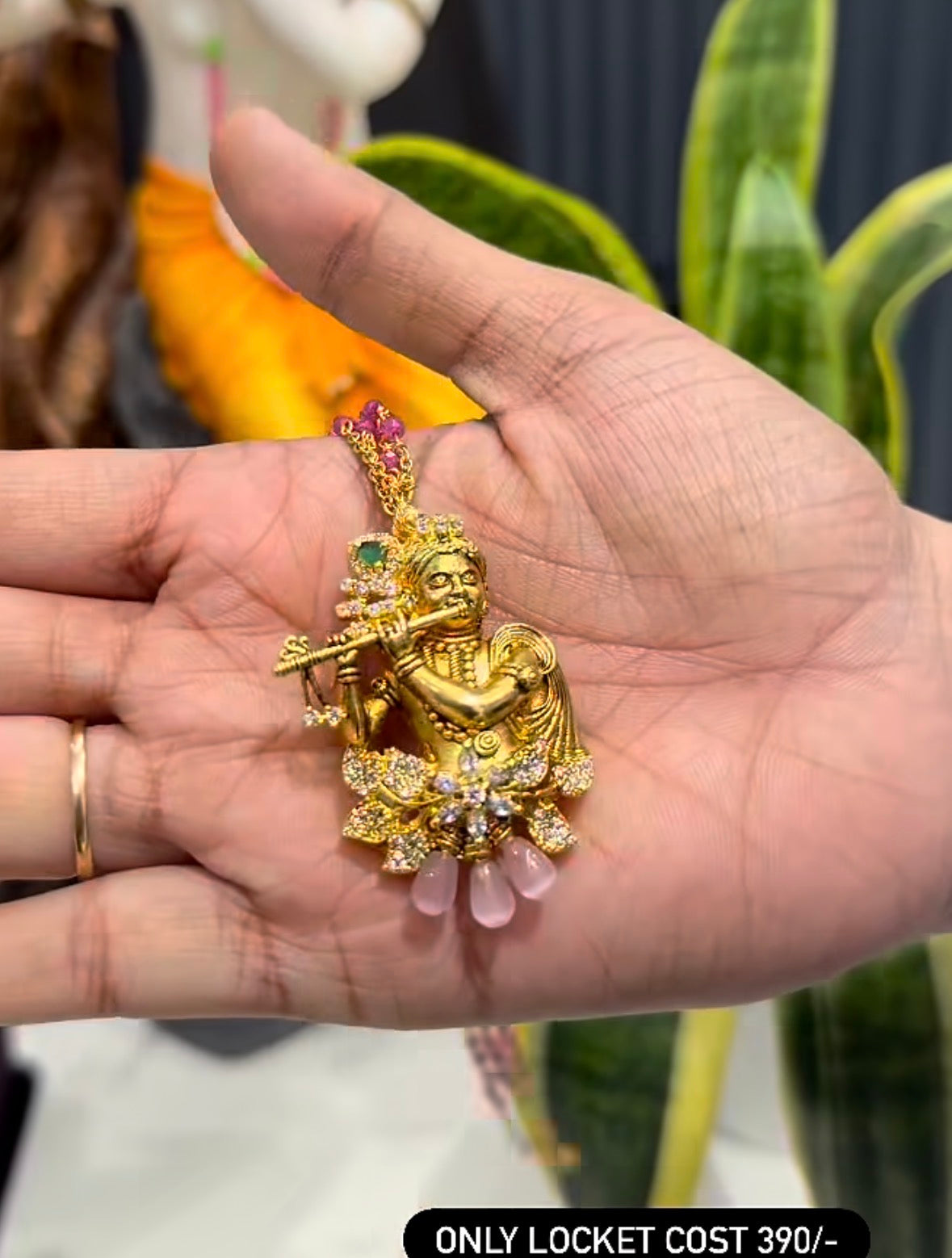 Beautiful pendant set with back hook