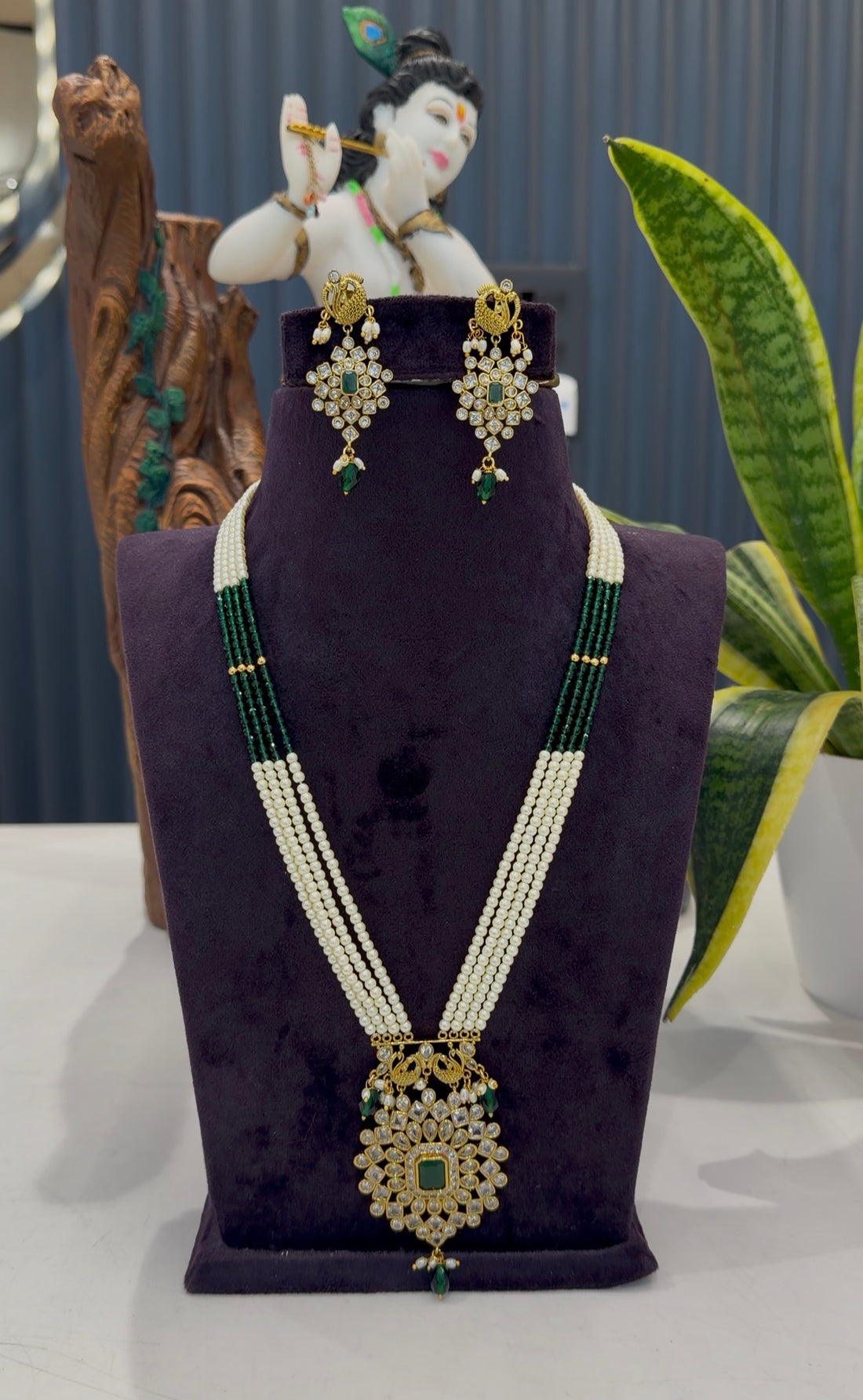 Beautiful Victoria Pendent Set with 4 lines Beadsset