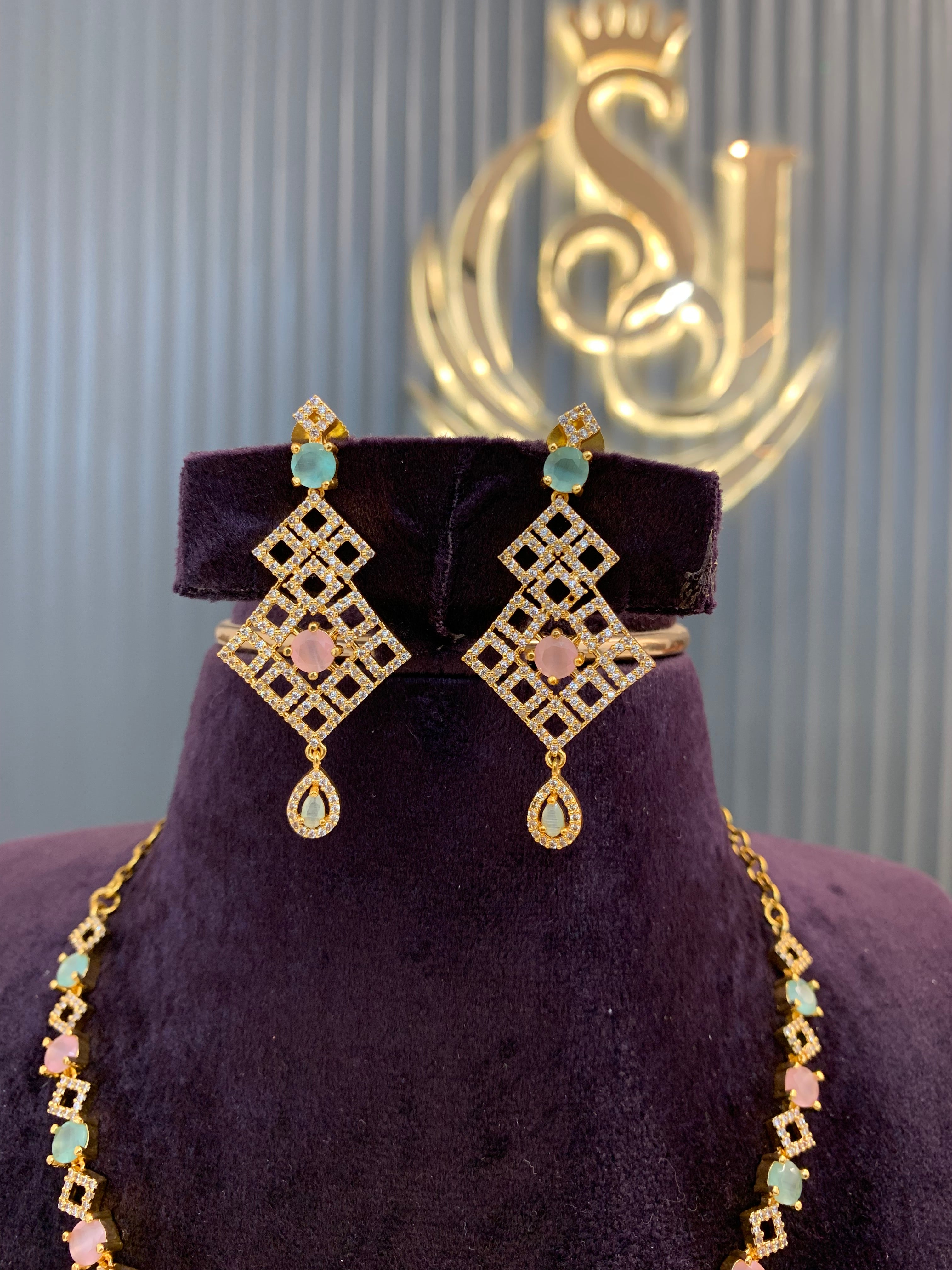 Beautiful party wear necklace