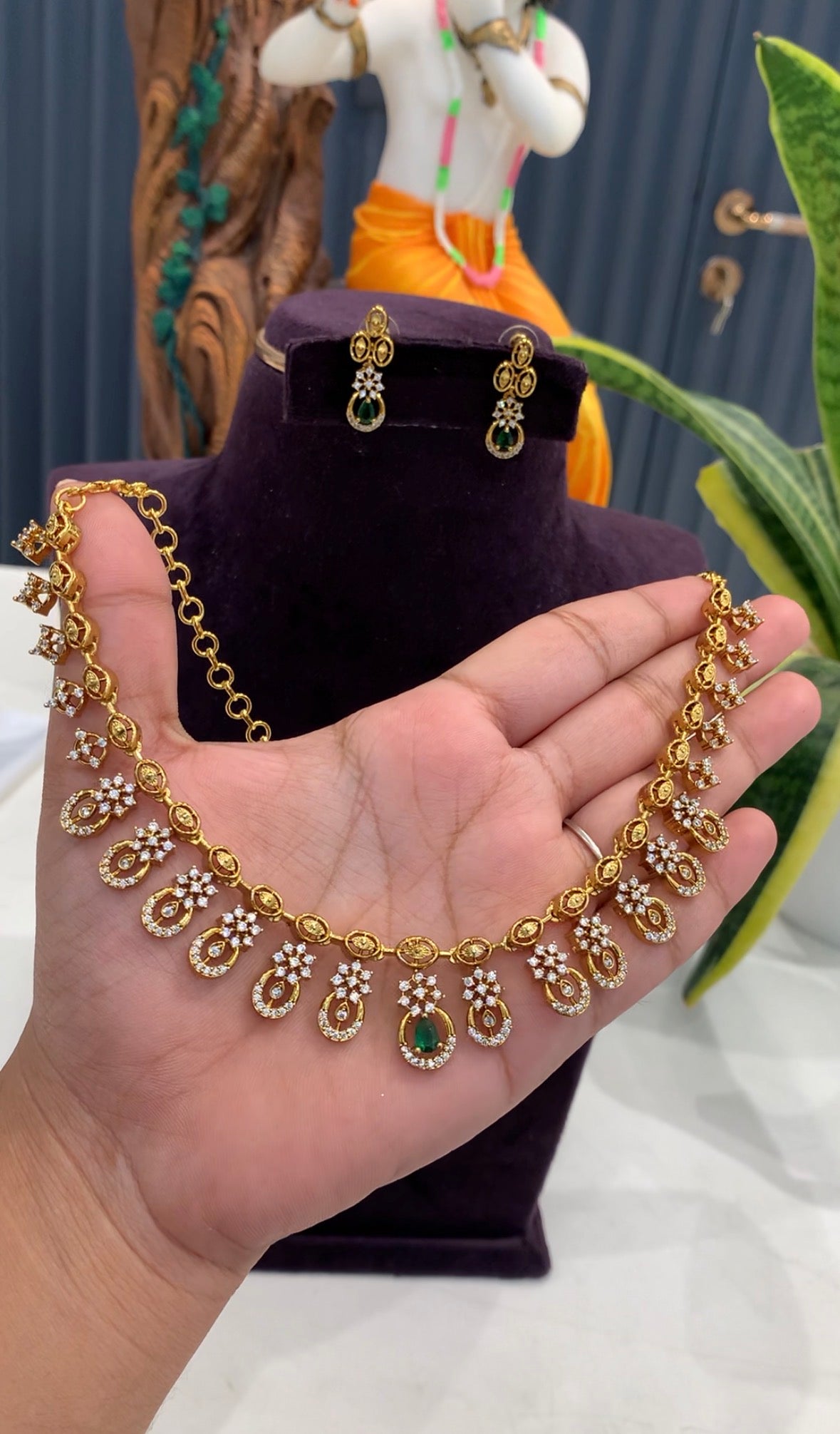 Beautiful party wear necklace