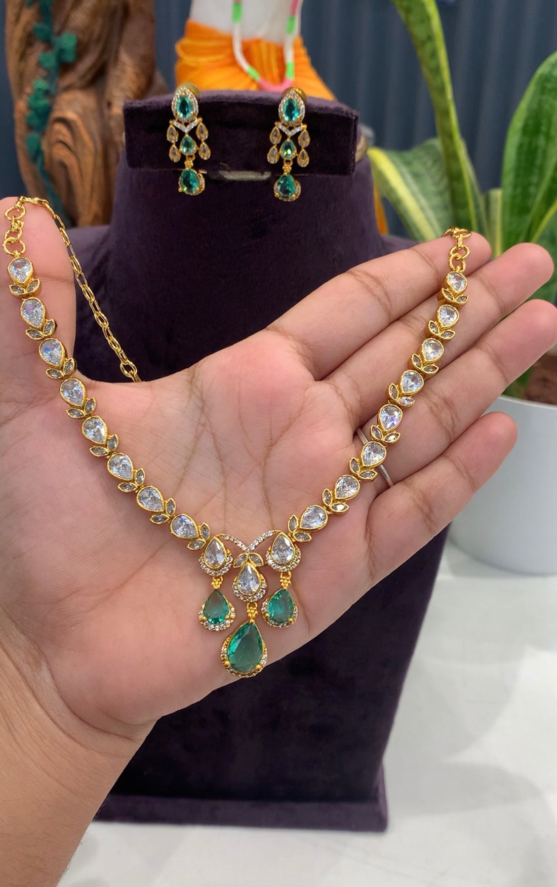 Beautiful party wear necklace