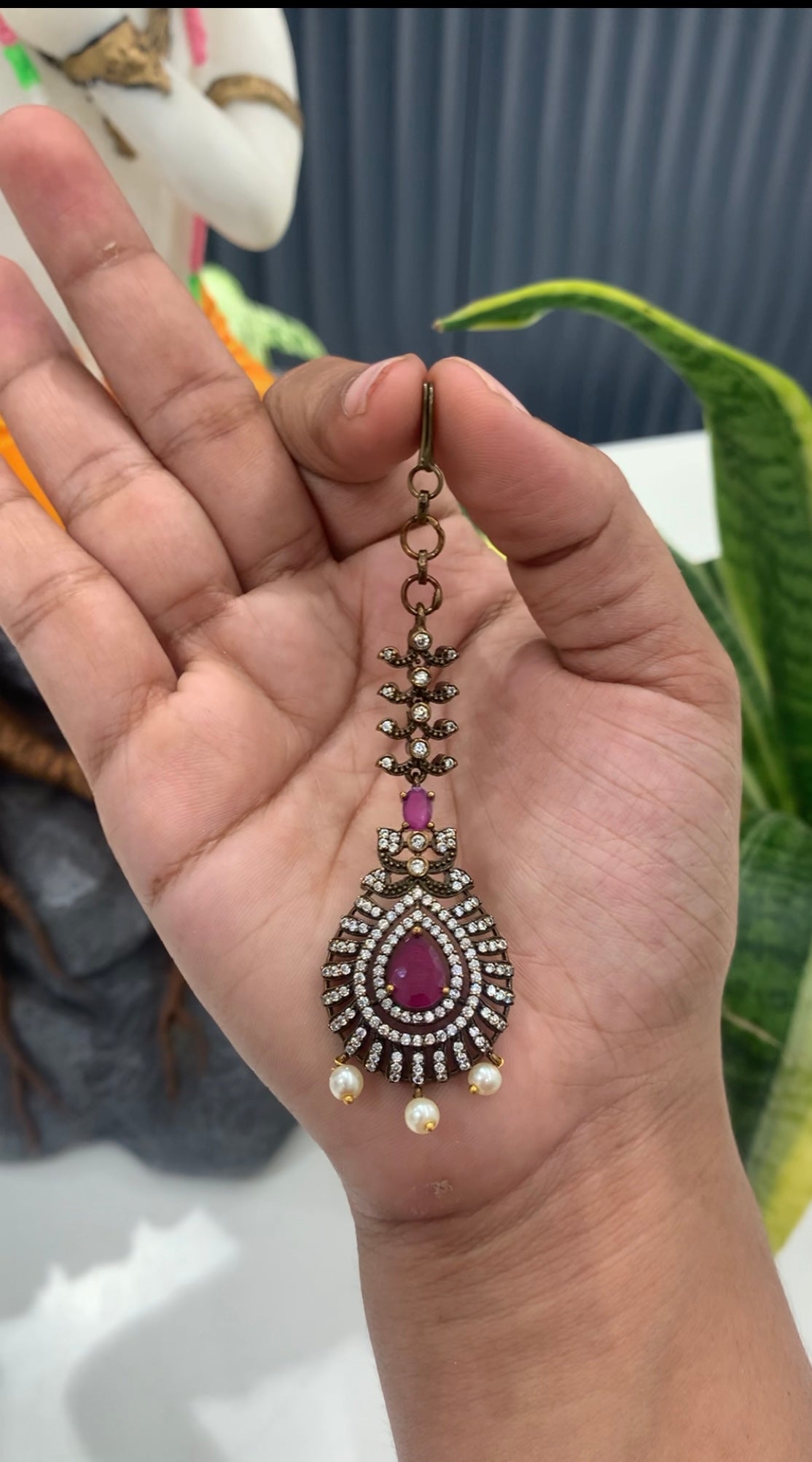 Beautiful Mehandi victoria tikka with pink stone