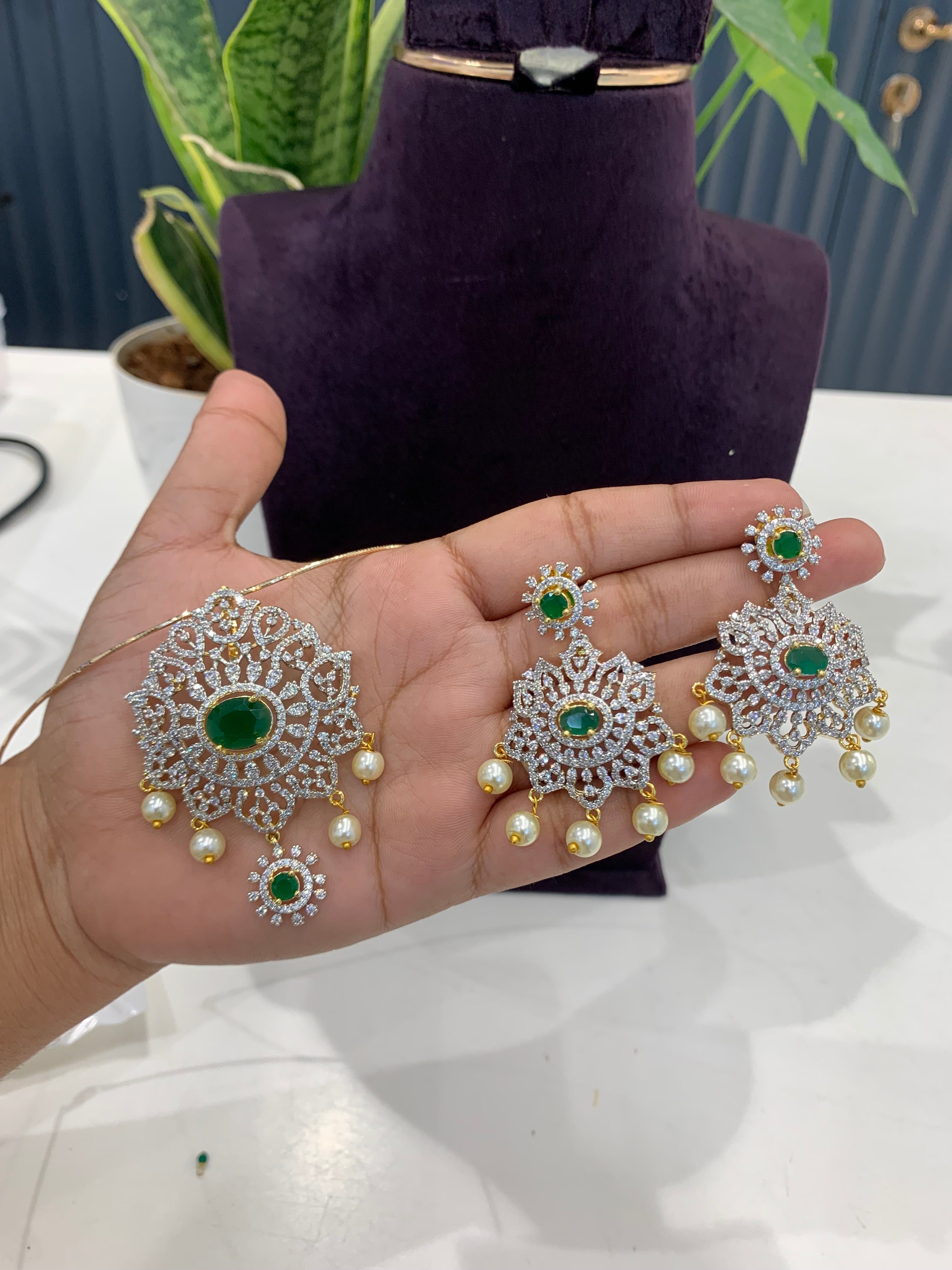 Beautiful detachable pendant with trendy hasli