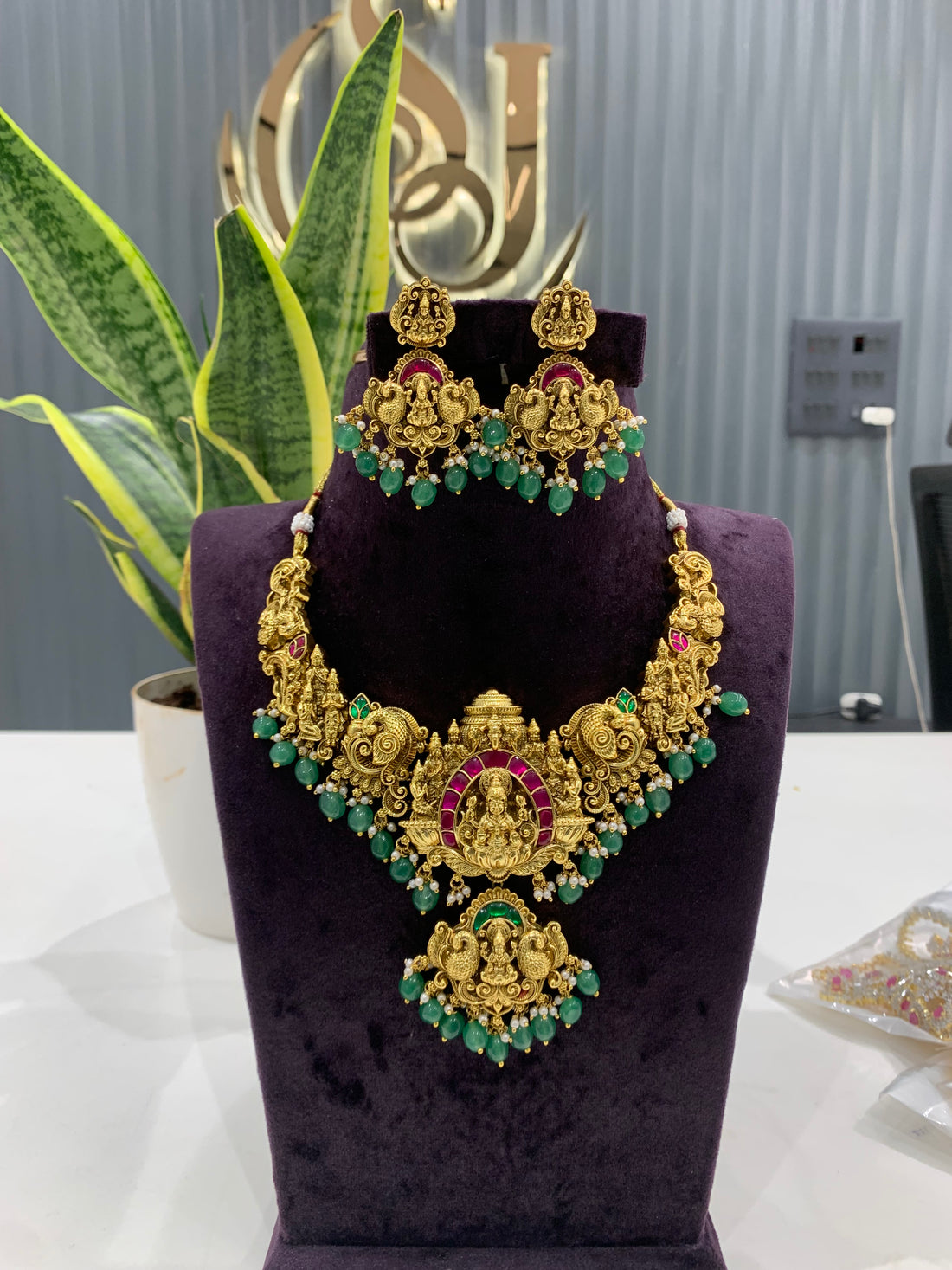 Beautiful jadav stone mini necklace