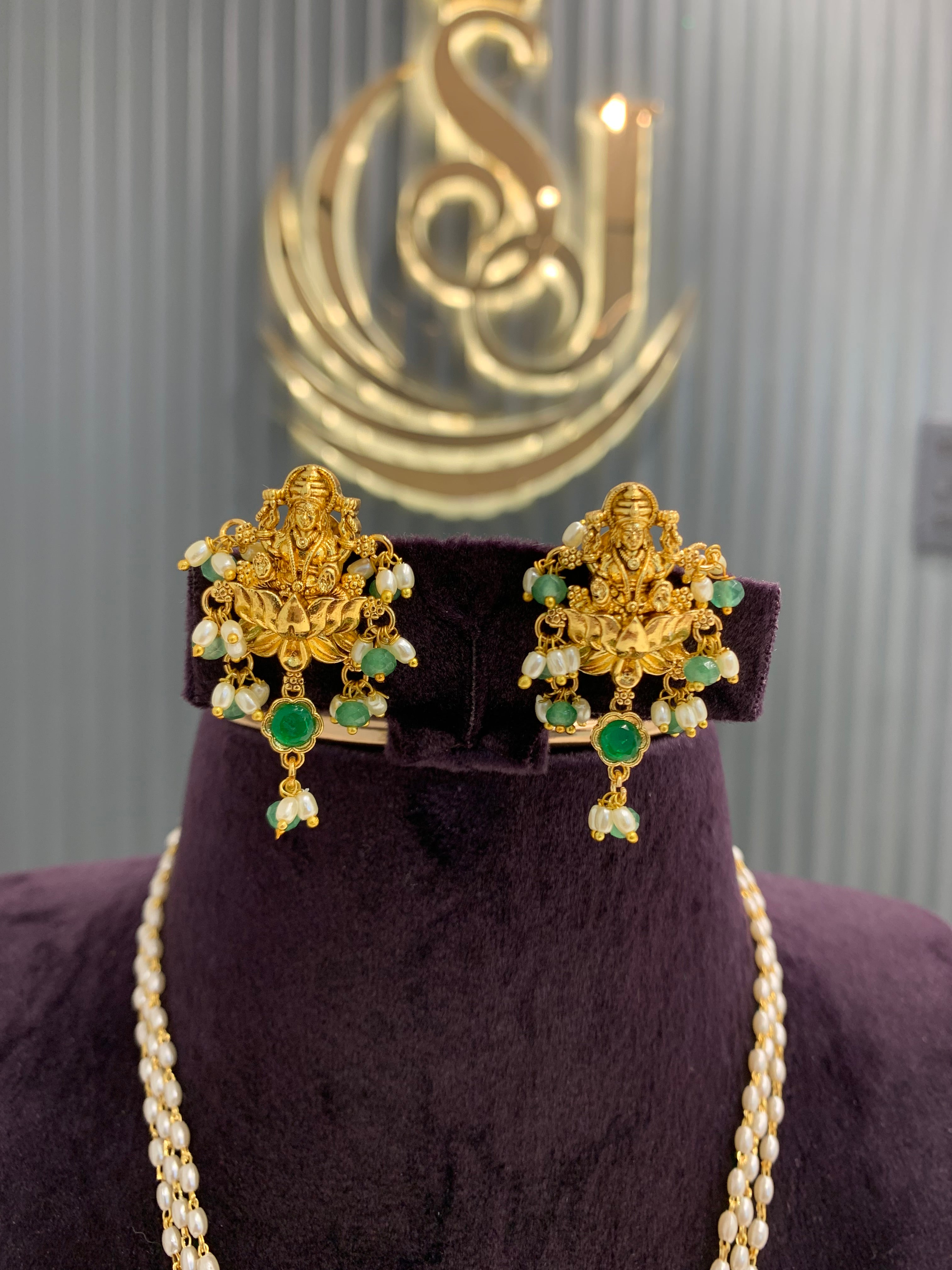 Beautiful pearls set
