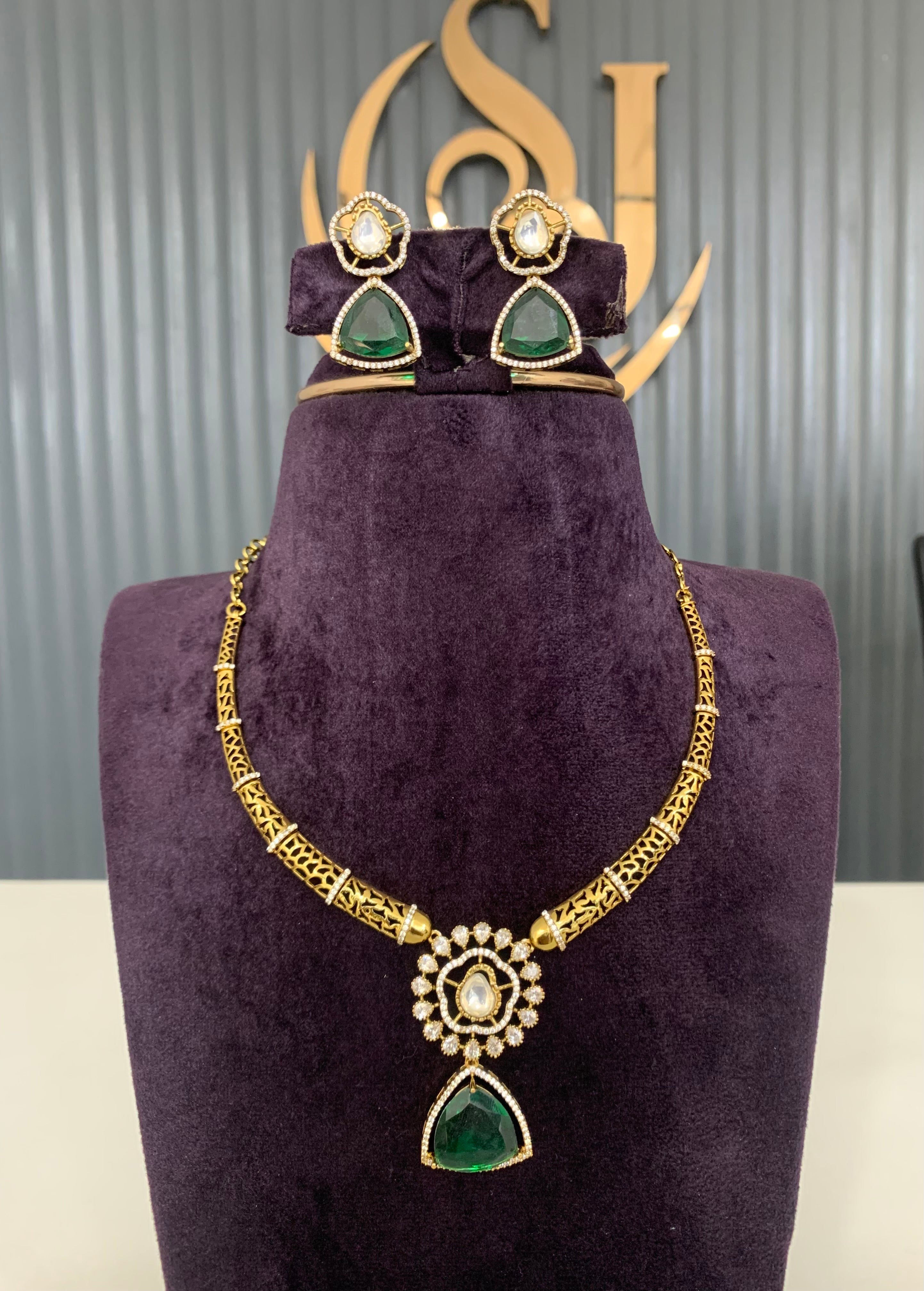Beautiful celebrity inspire necklace