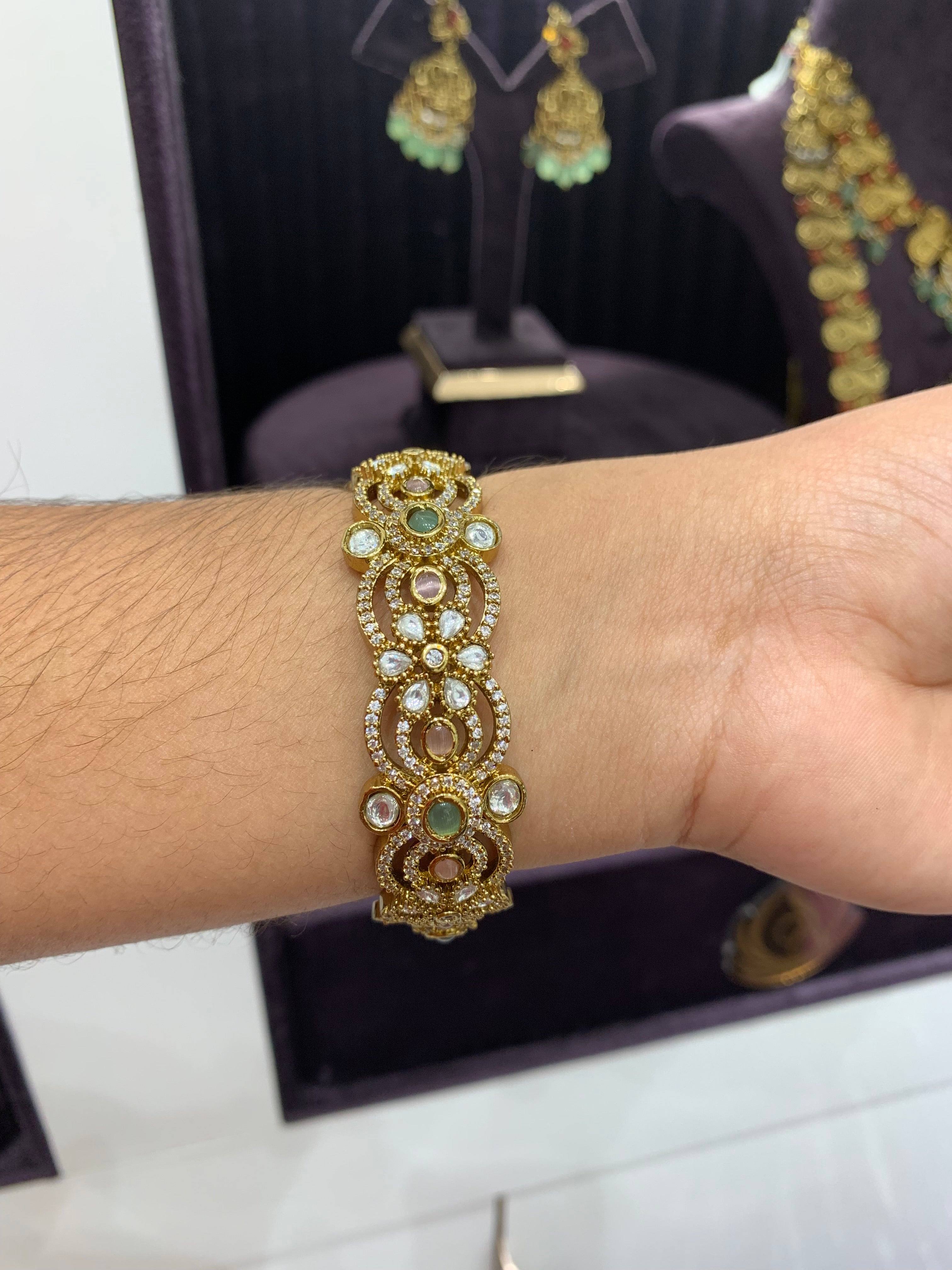 Beautiful bangle (single)only 2.6 size available