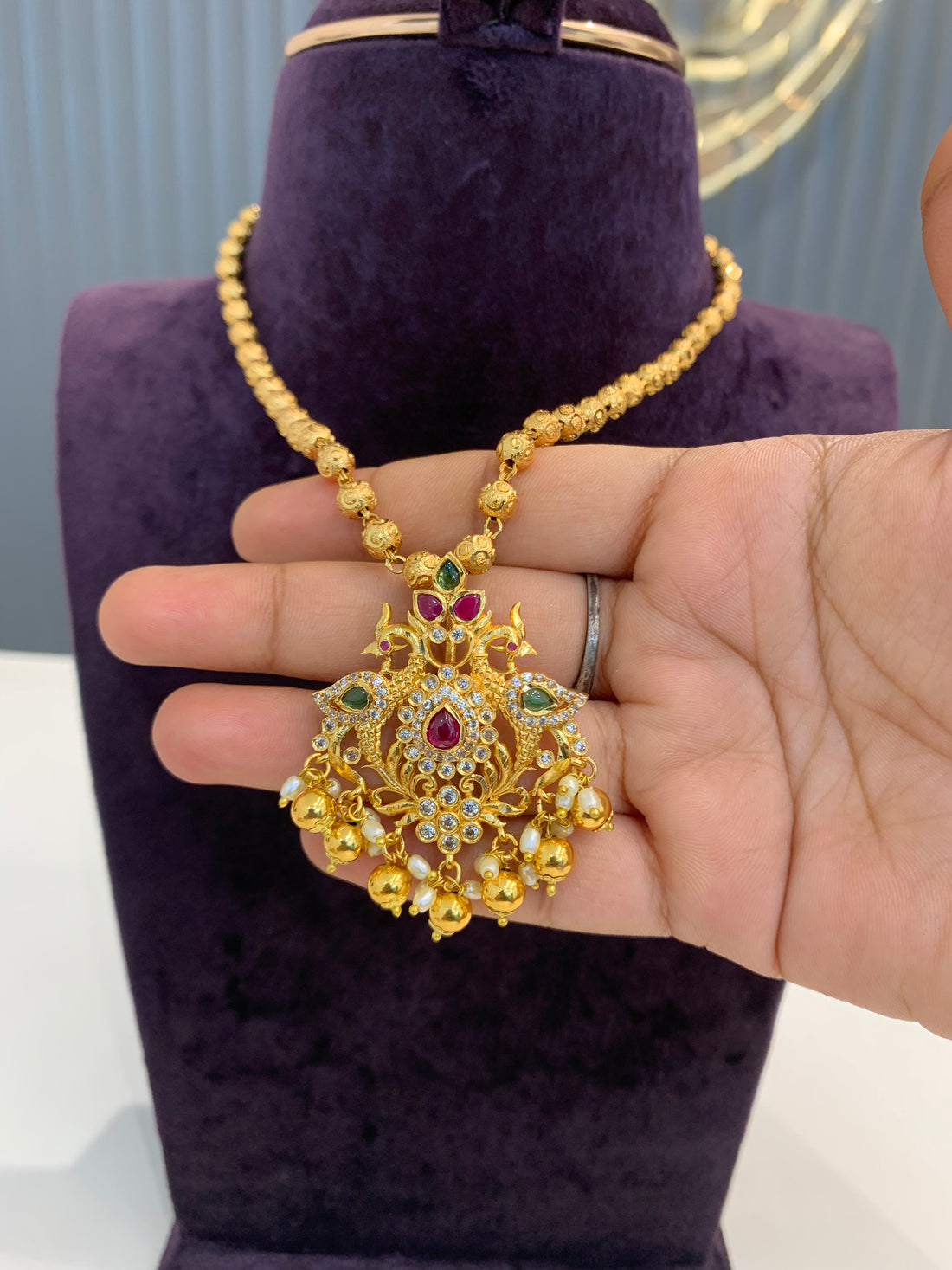 Beautiful pendent with gold boll chain 18’inches