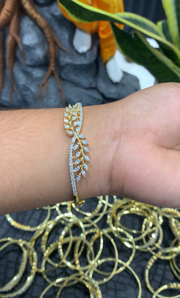 Beautiful stylish bracelet openable