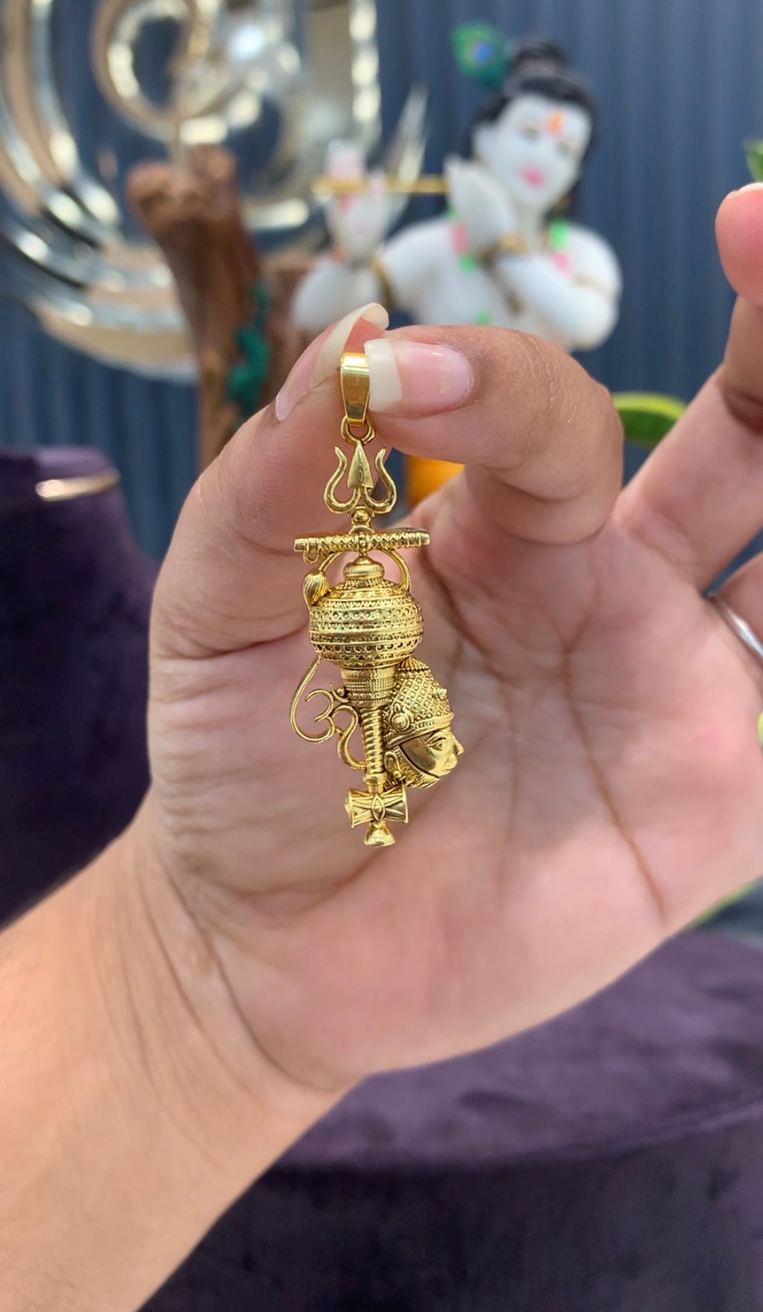 Beautiful traditional locket with hook