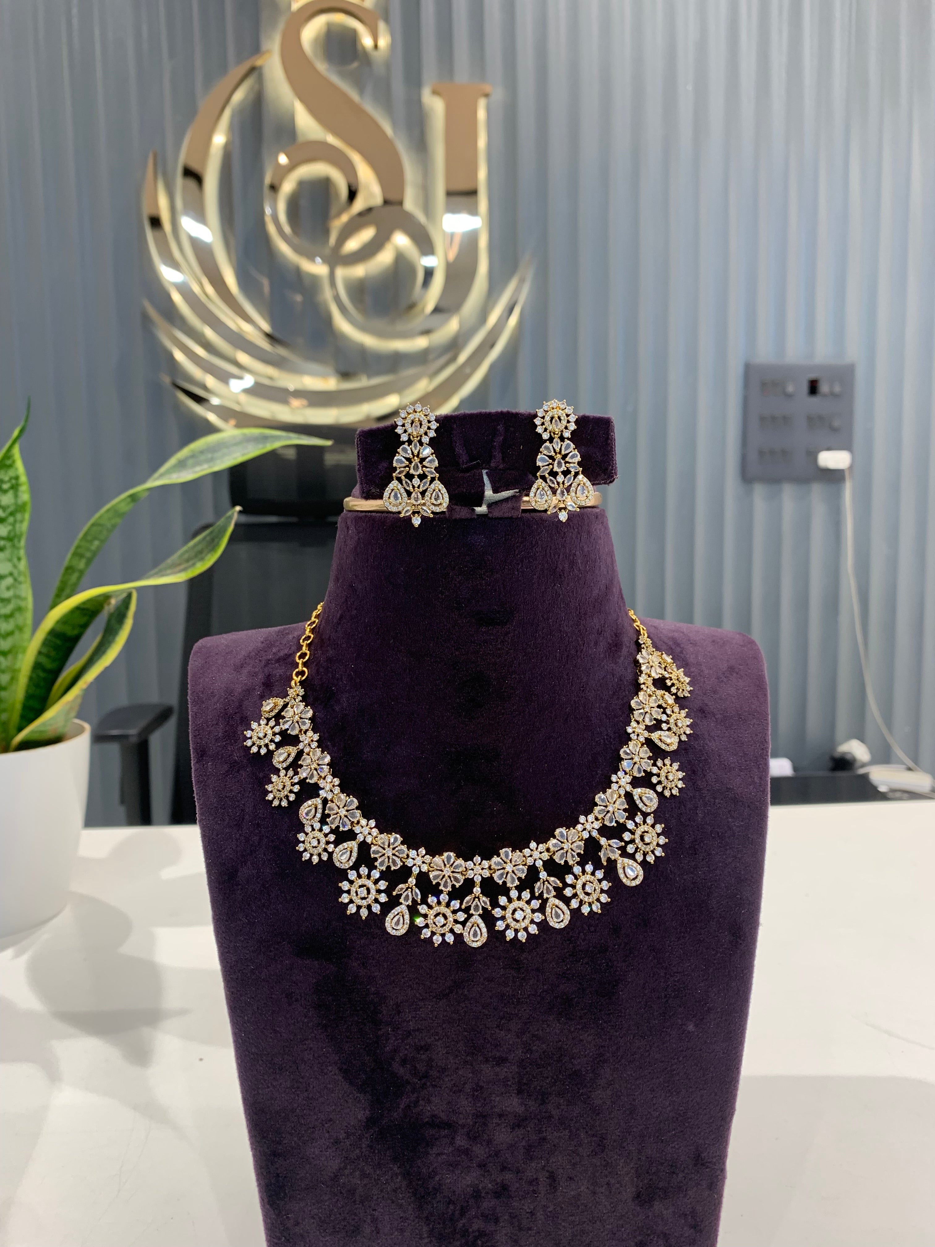Beautiful party wear necklace
