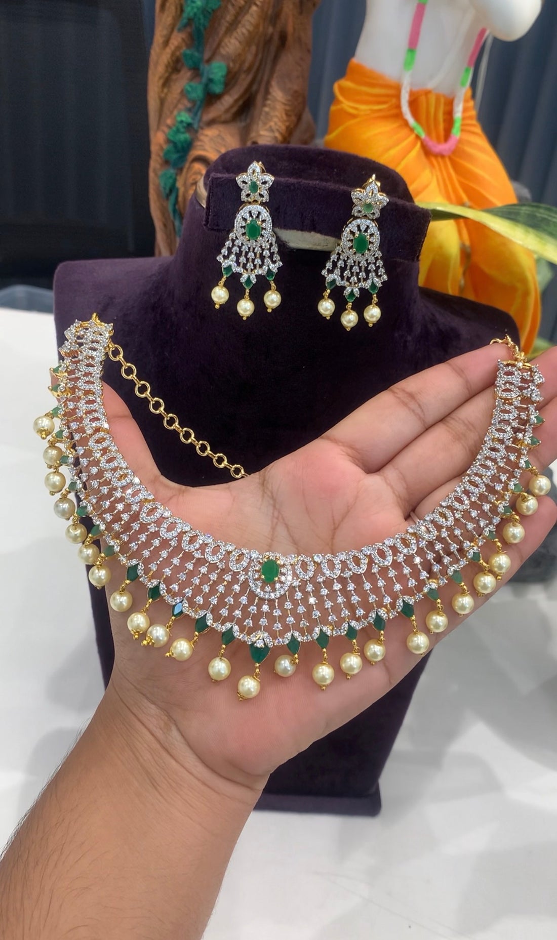 Beautiful GJ chocker set