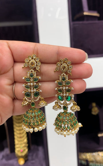 Beautiful green stone jumkies