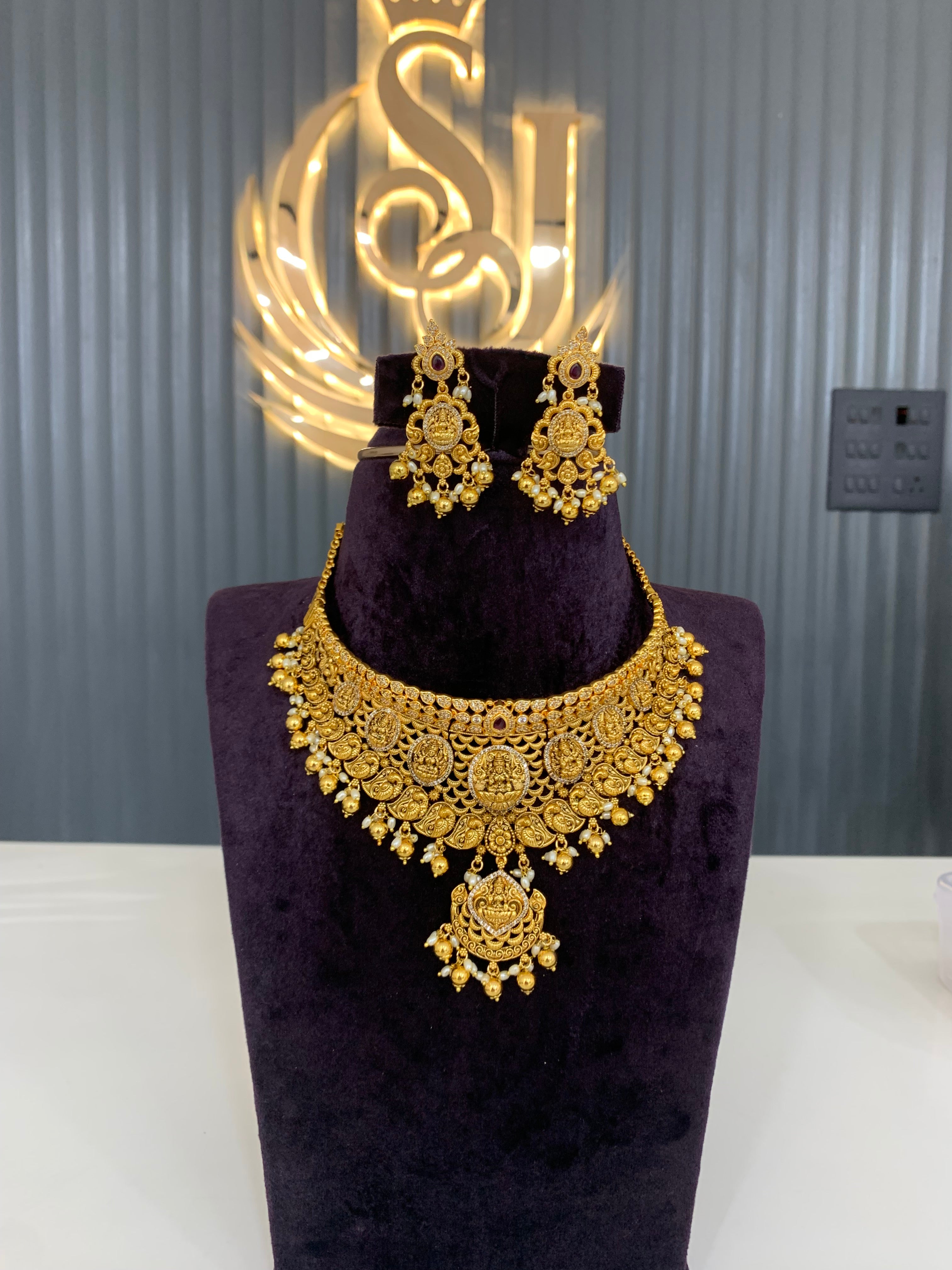 Beautiful chocker set