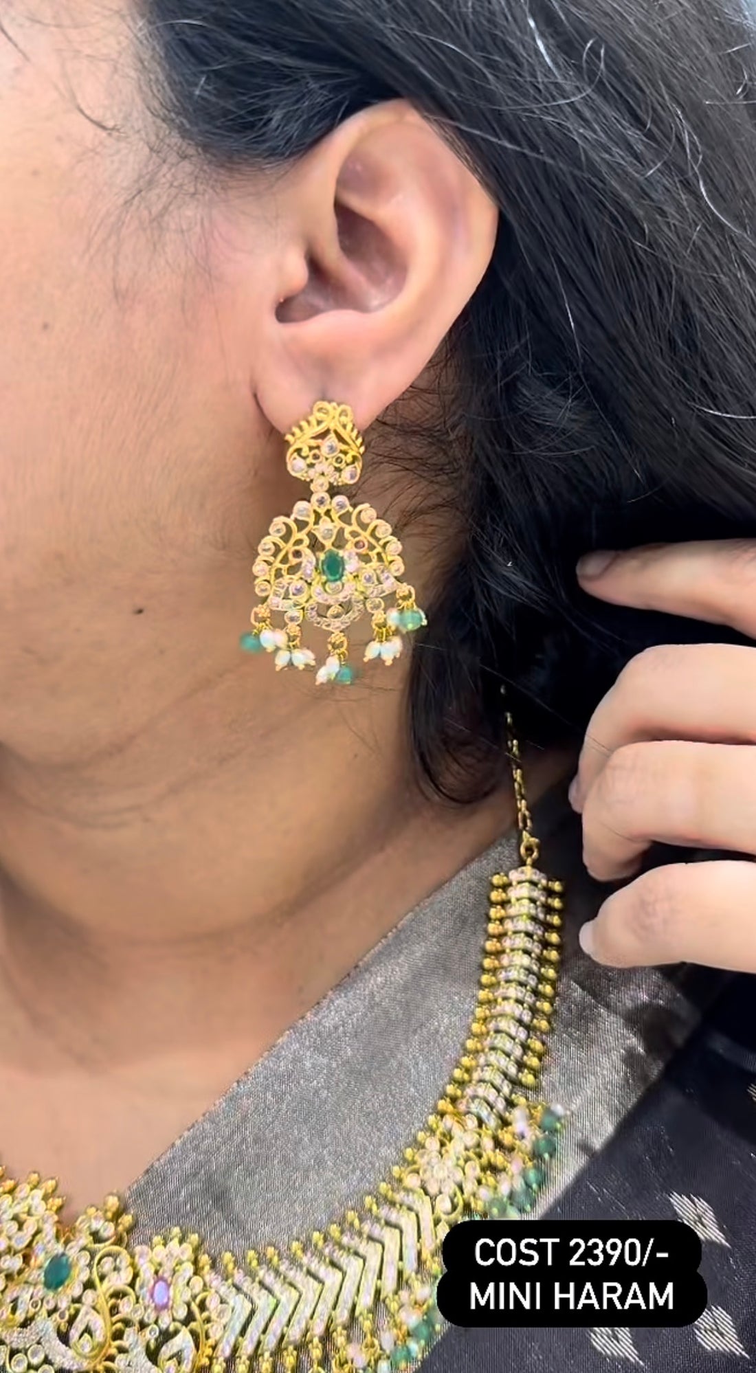 Beautiful mutli stone necklace with jilebi pattern