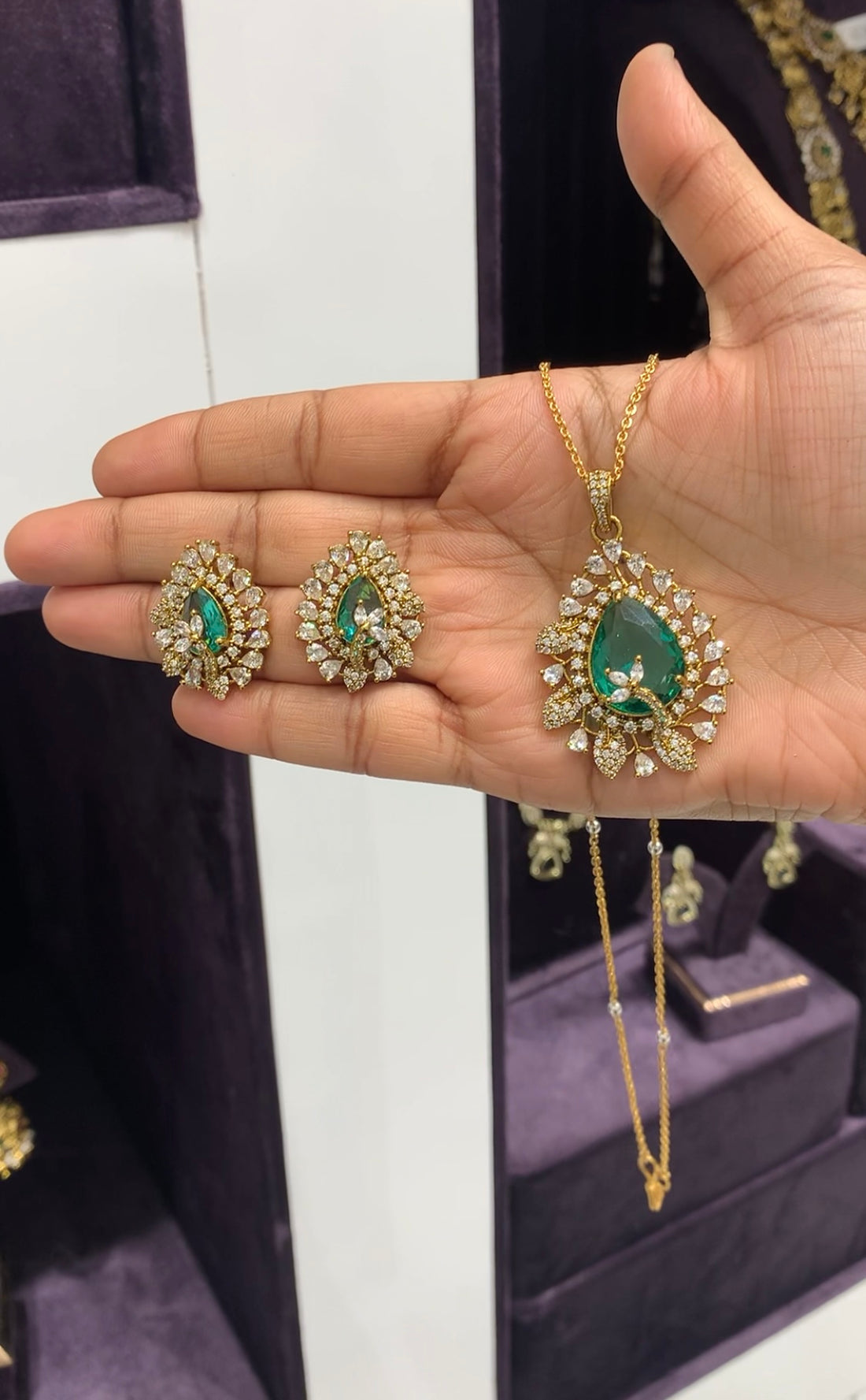 Pendent set with Simple Chain