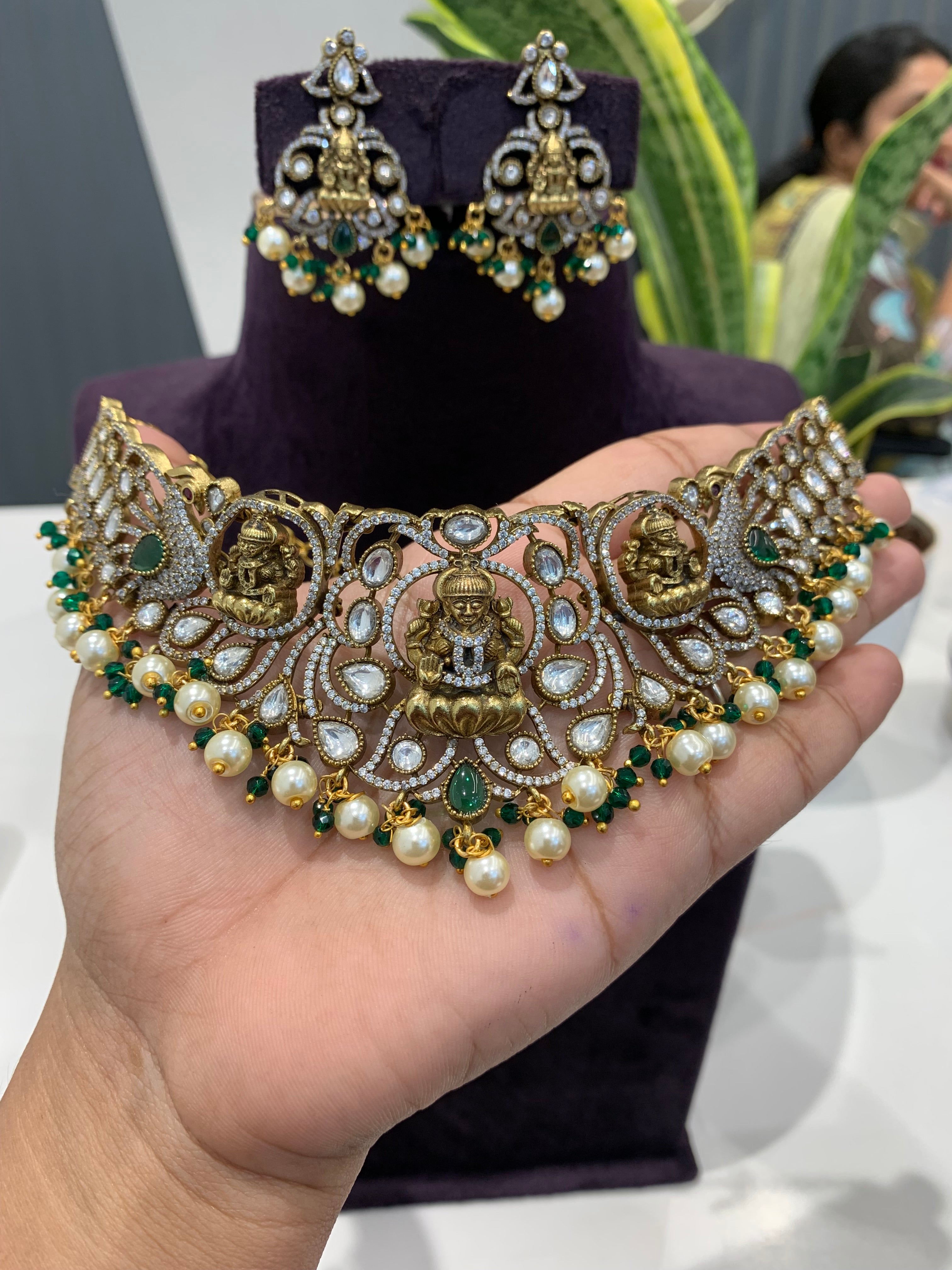 Beautiful premium chocker set