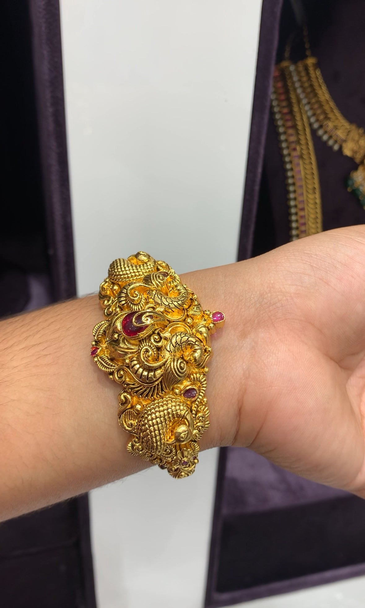 Beautiful nakshi 3D heavy kada openable suitable for 2.6 2.8 sizes