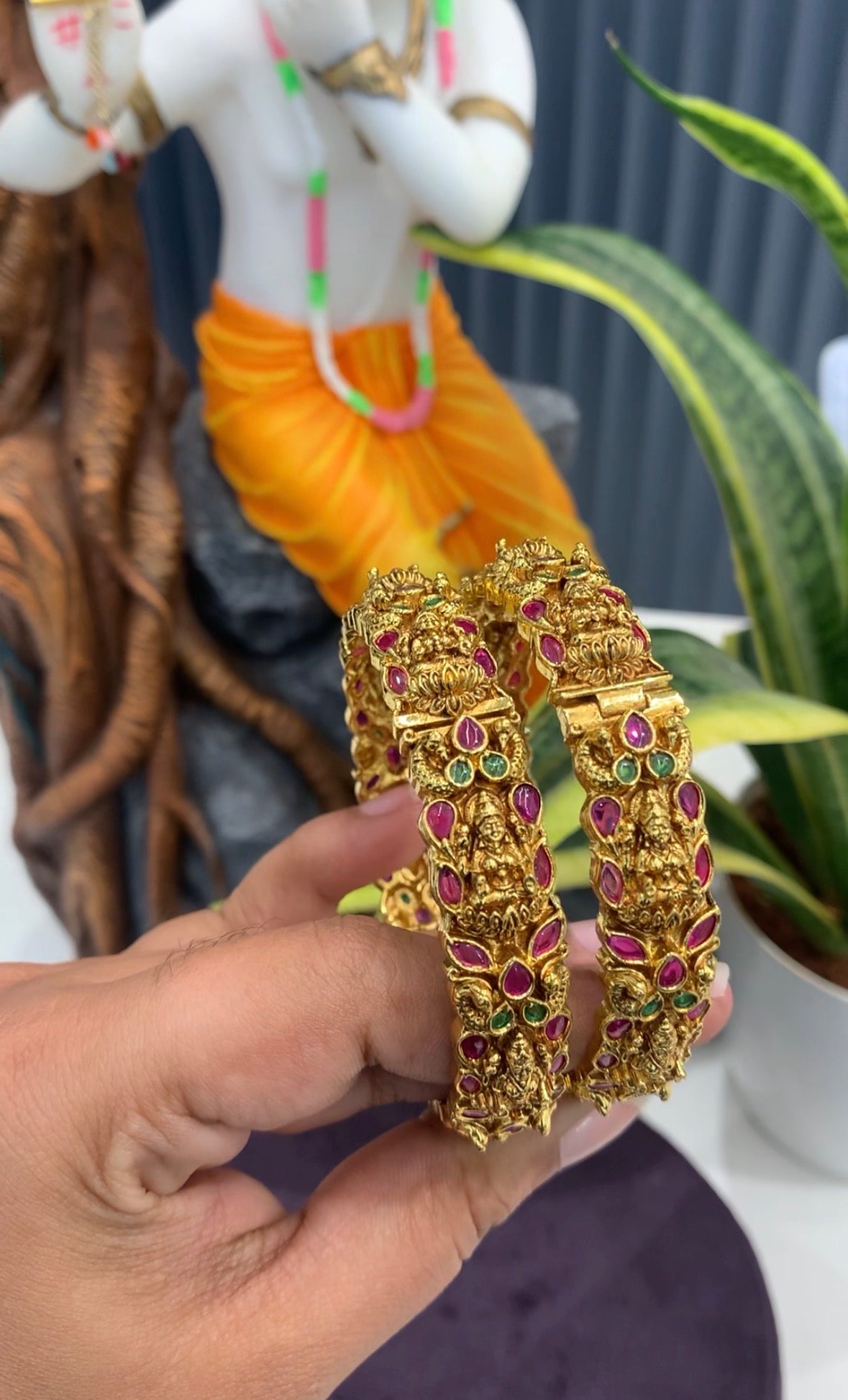 Beautiful openable kada bangle freesize suitable for 2.6 2.8