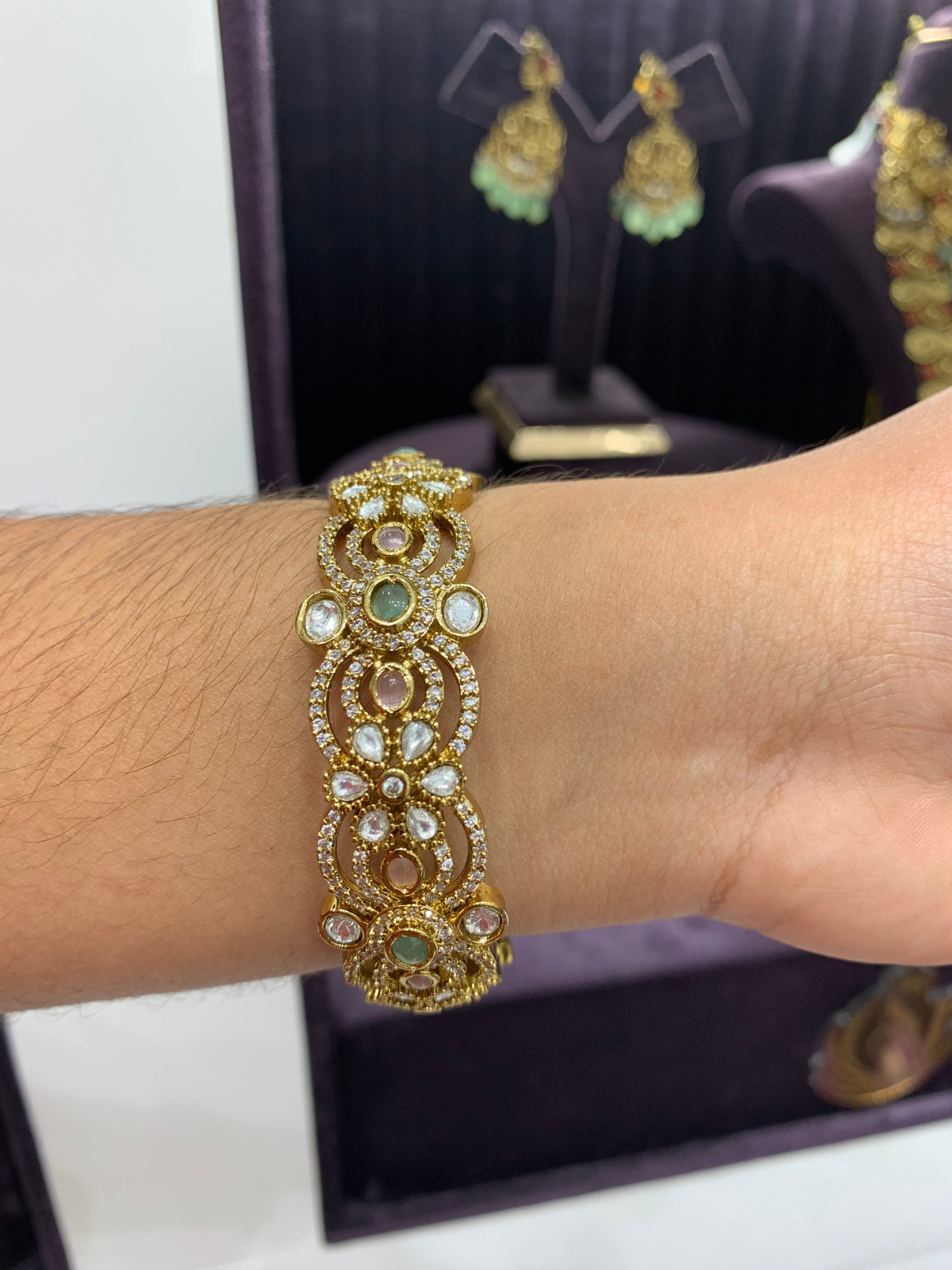 Beautiful bangle (single)only 2.6 size available