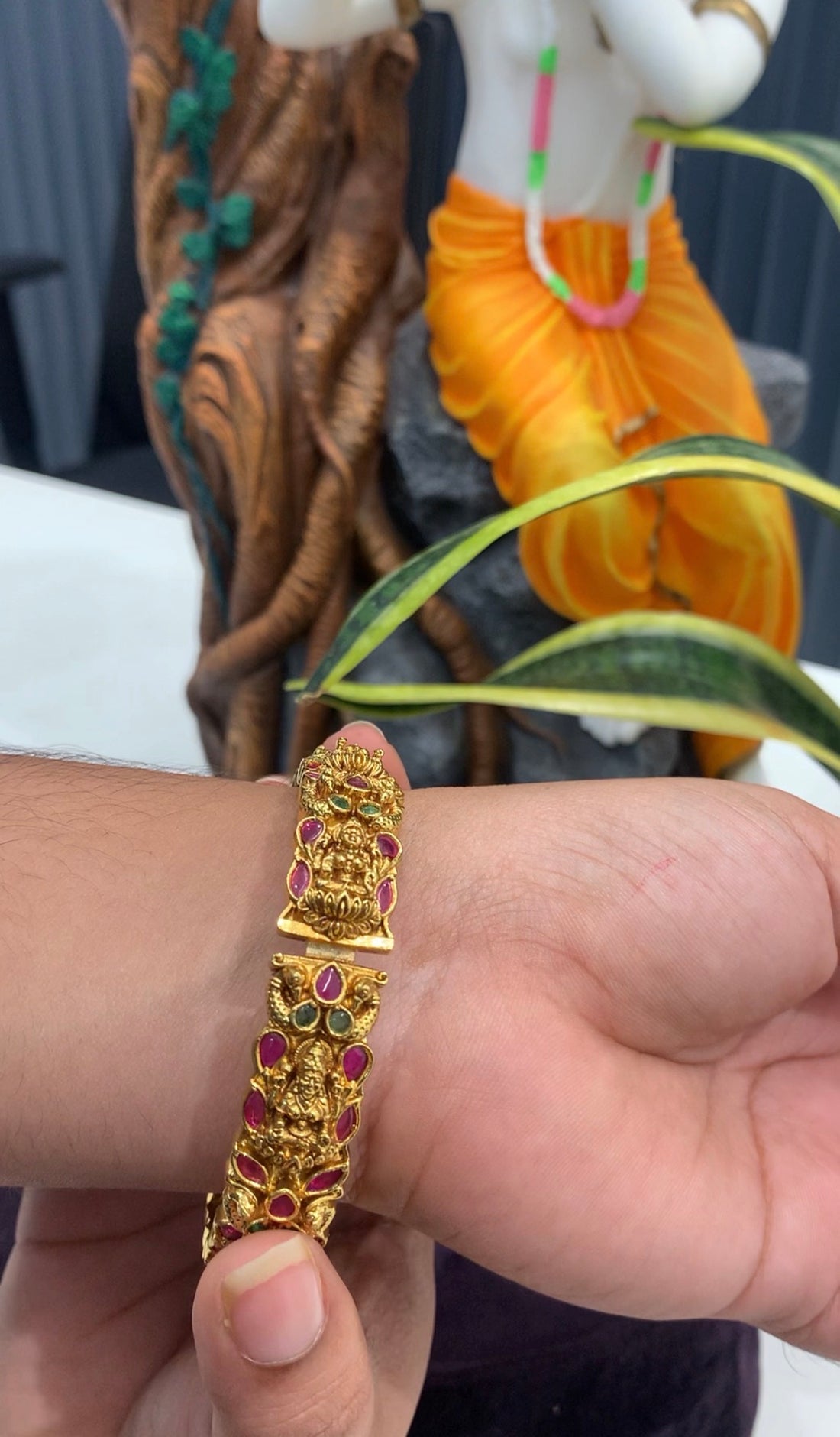 Beautiful openable kada bangle freesize suitable for 2.6 2.8