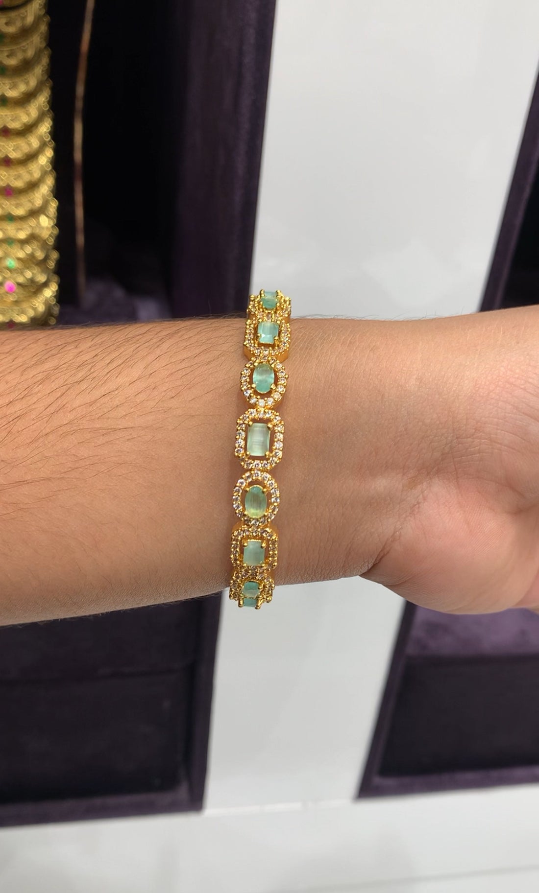 Beautiful bangle only 2.8 size available (single )