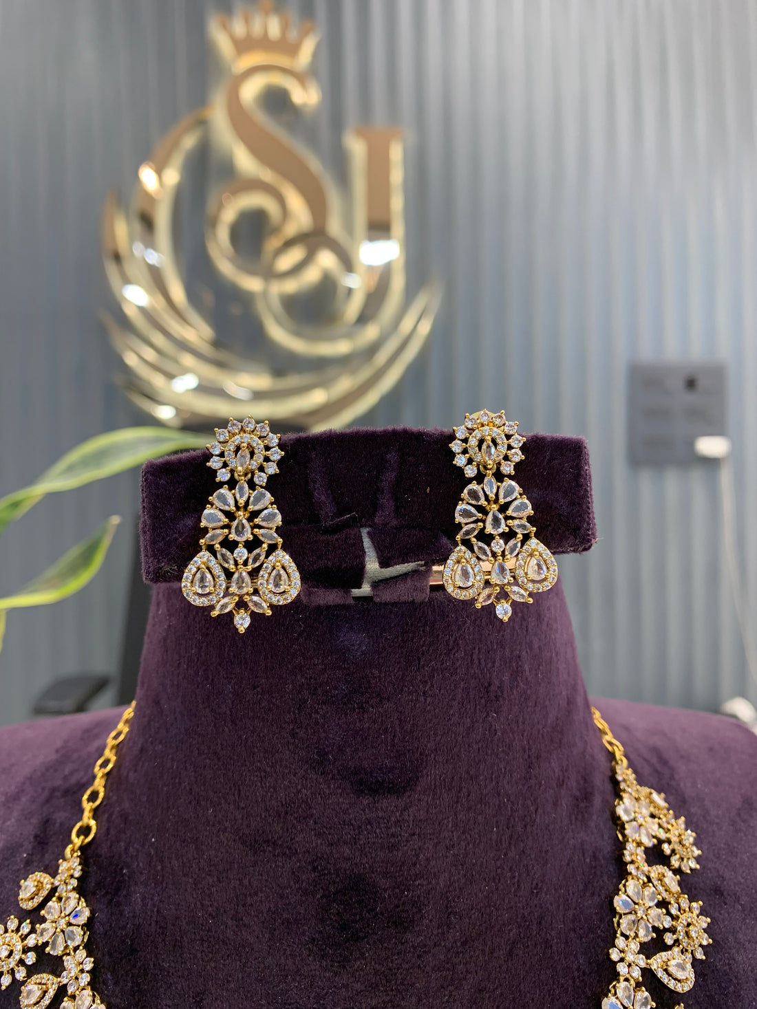 Beautiful party wear necklace