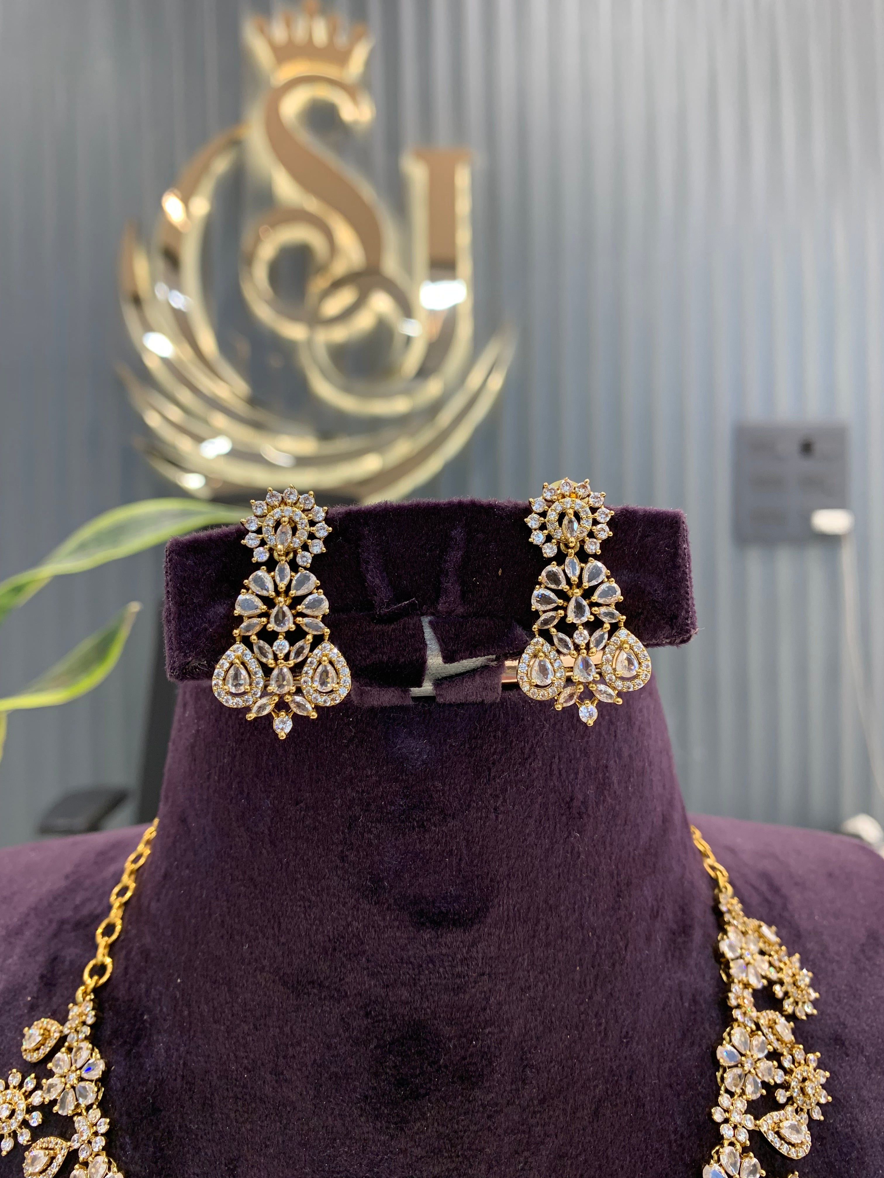 Beautiful party wear necklace