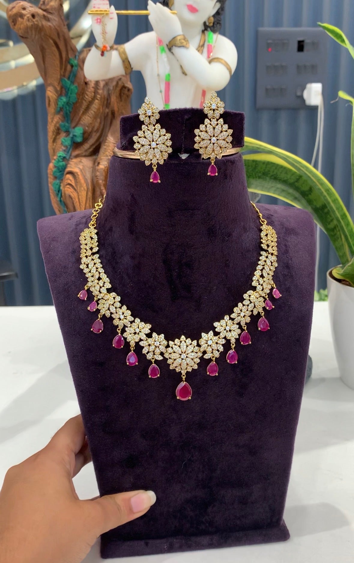 Beautiful party wear necklace