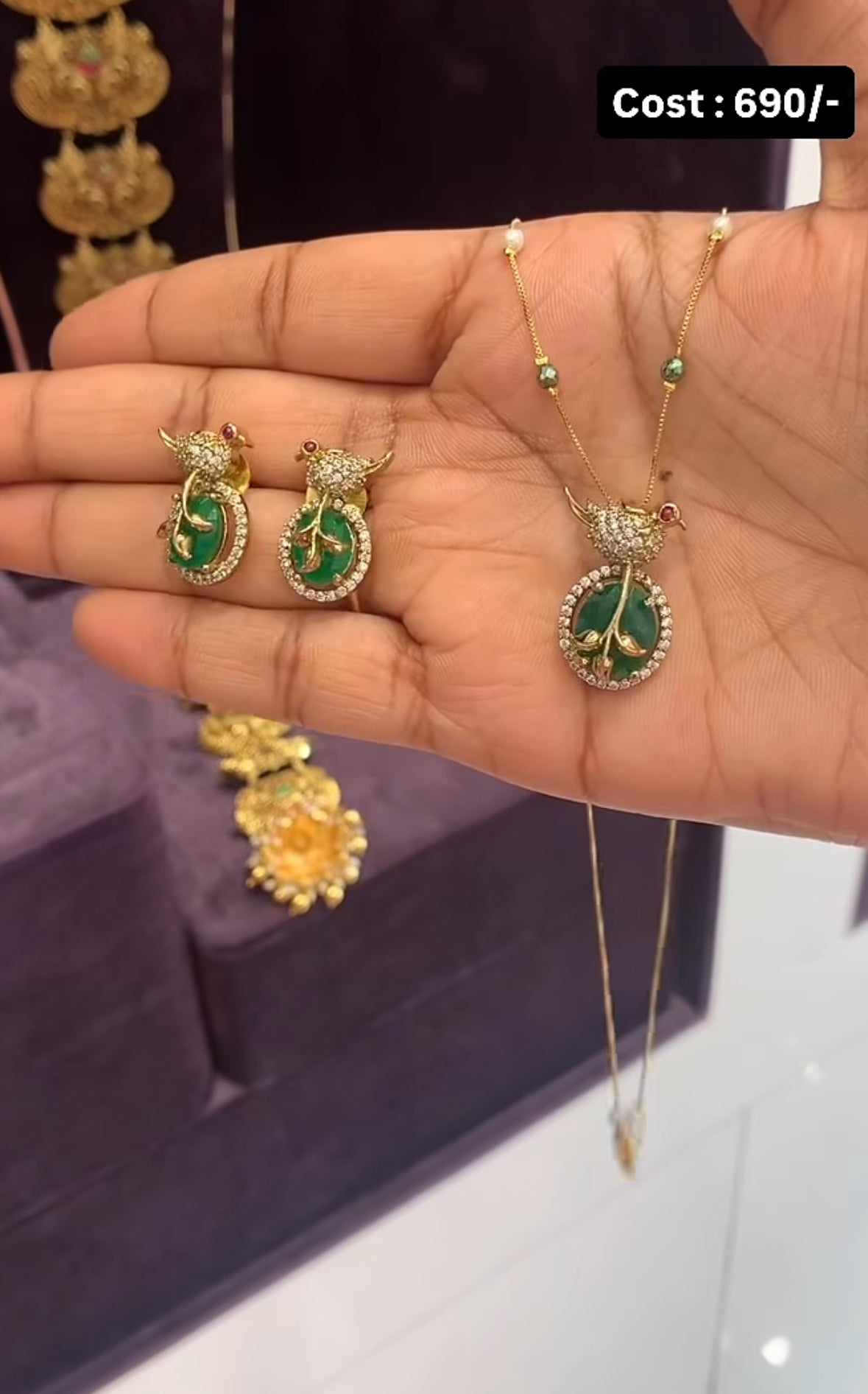 Beautiful pendant with fancy chain