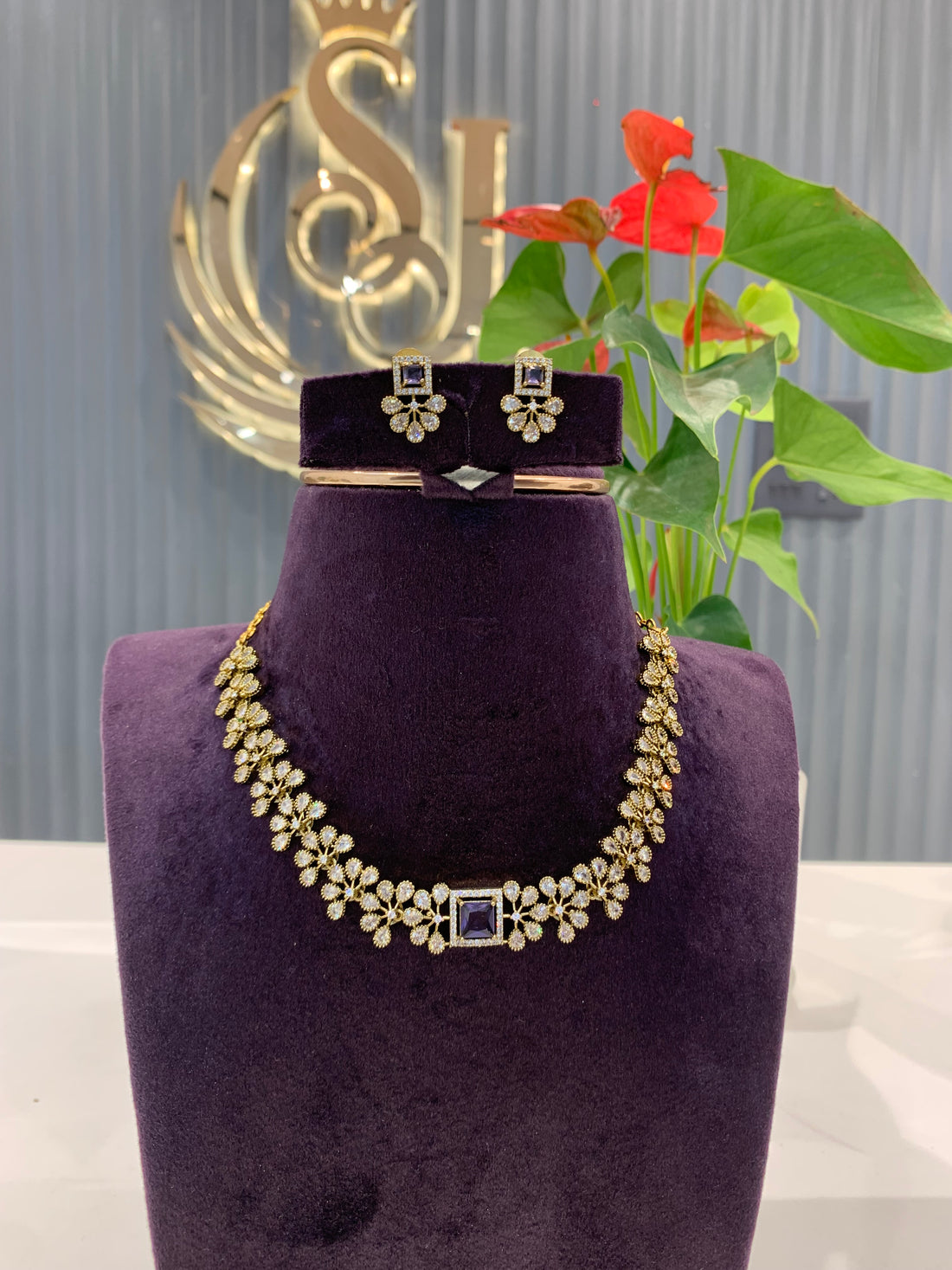Beautiful party wear necklace