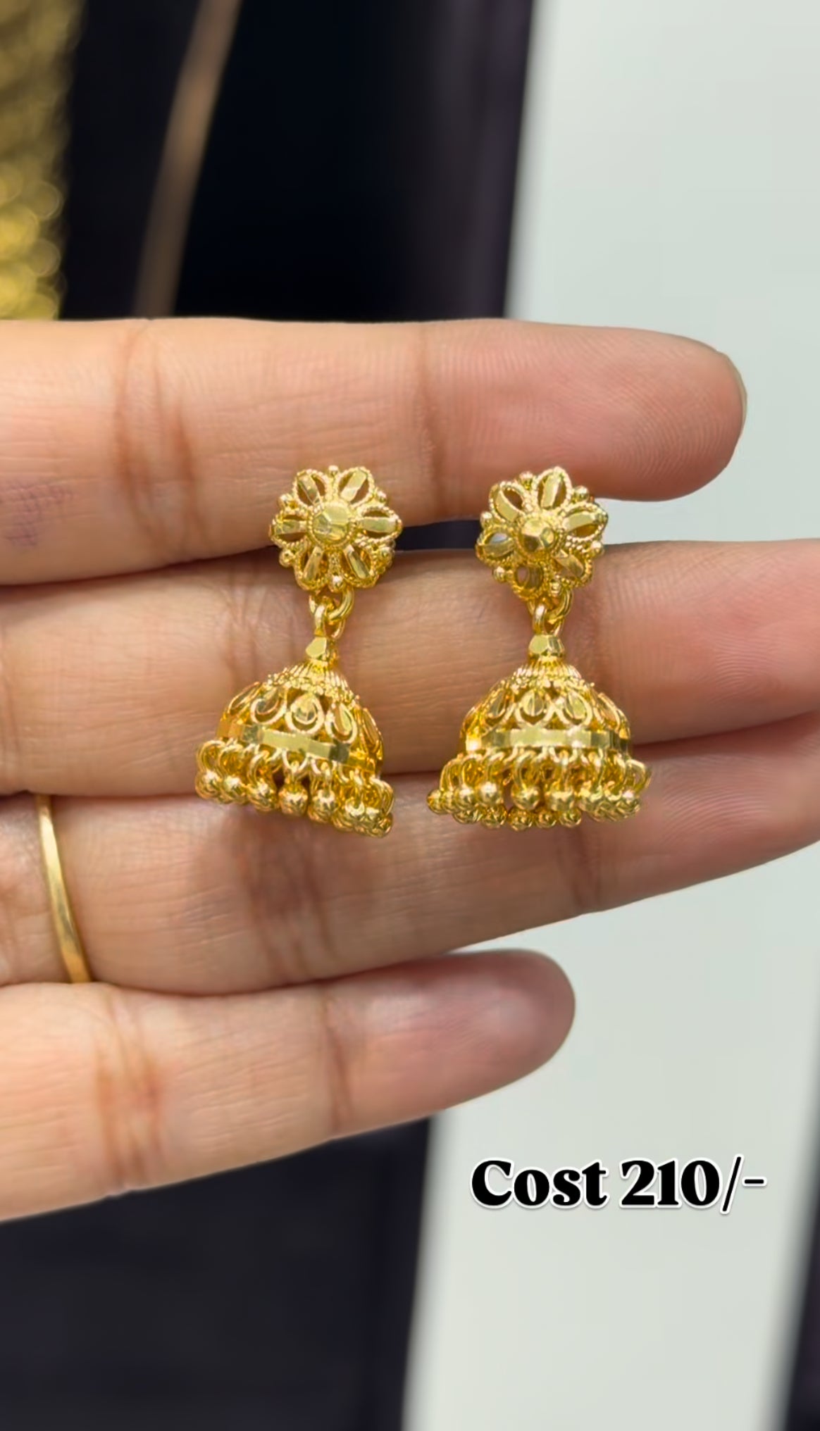 Beautiful gold jumkies