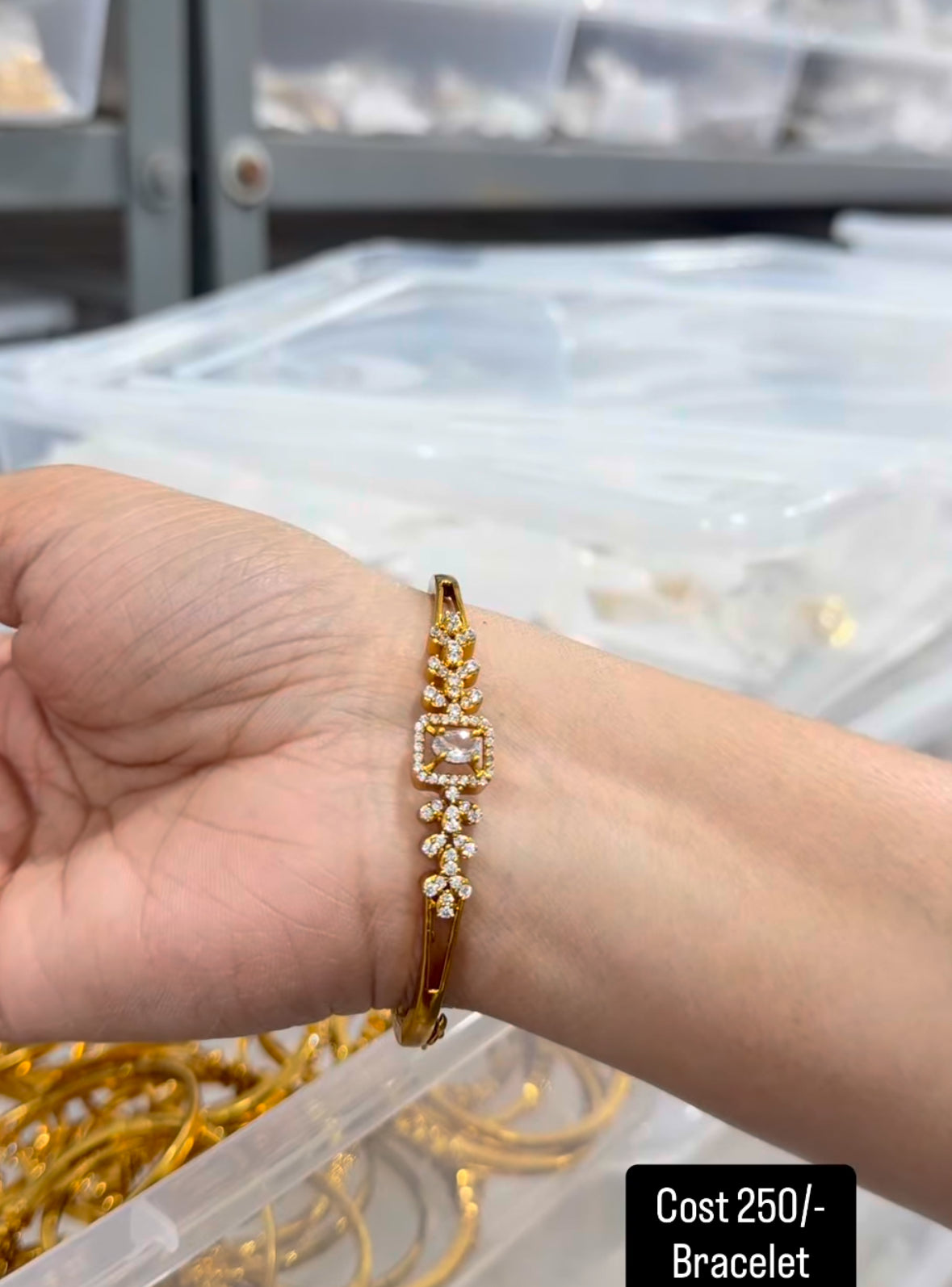 Beautiful openable bracelet