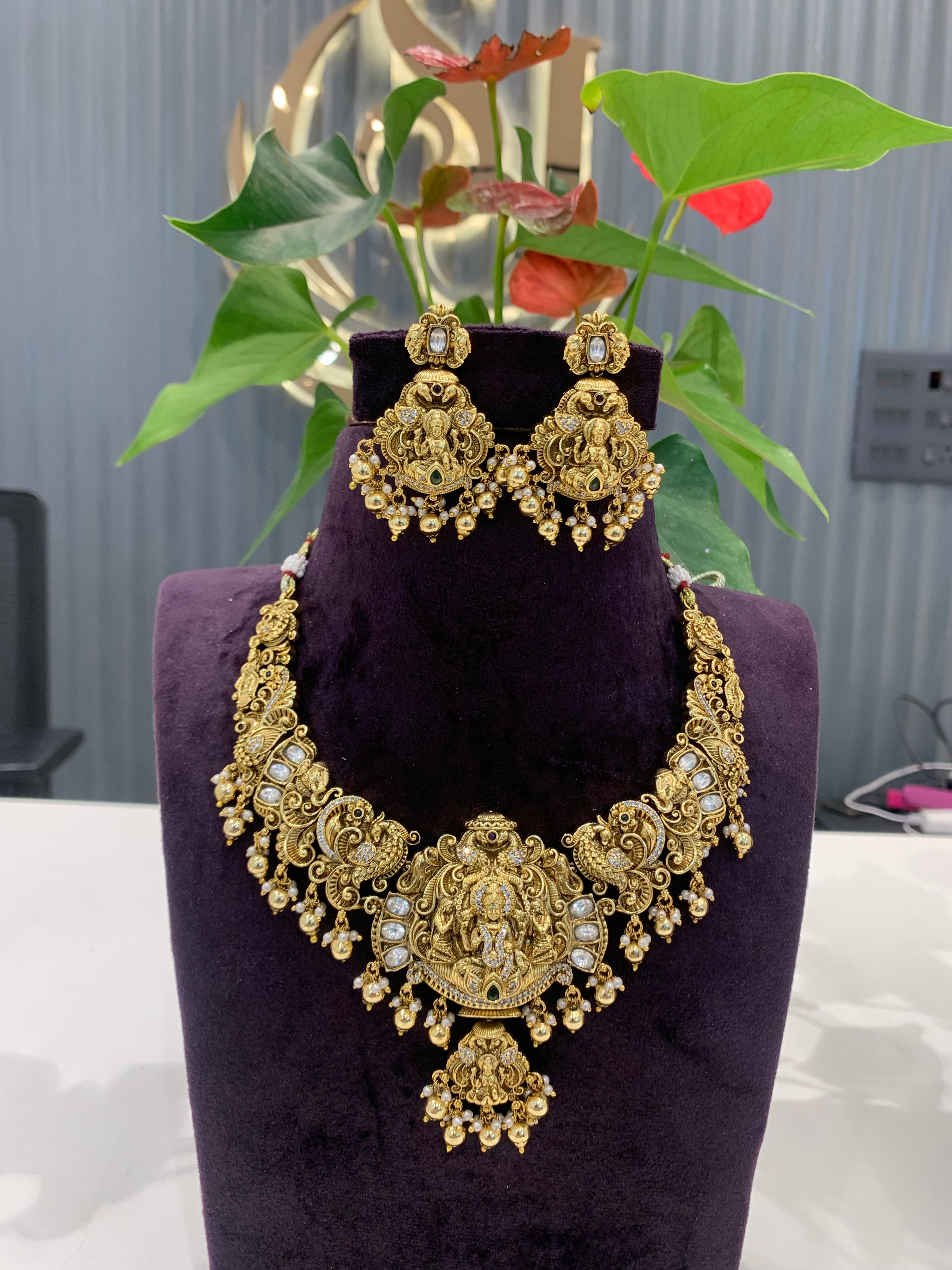 Beautiful traditional moissanite stone 3D necklace