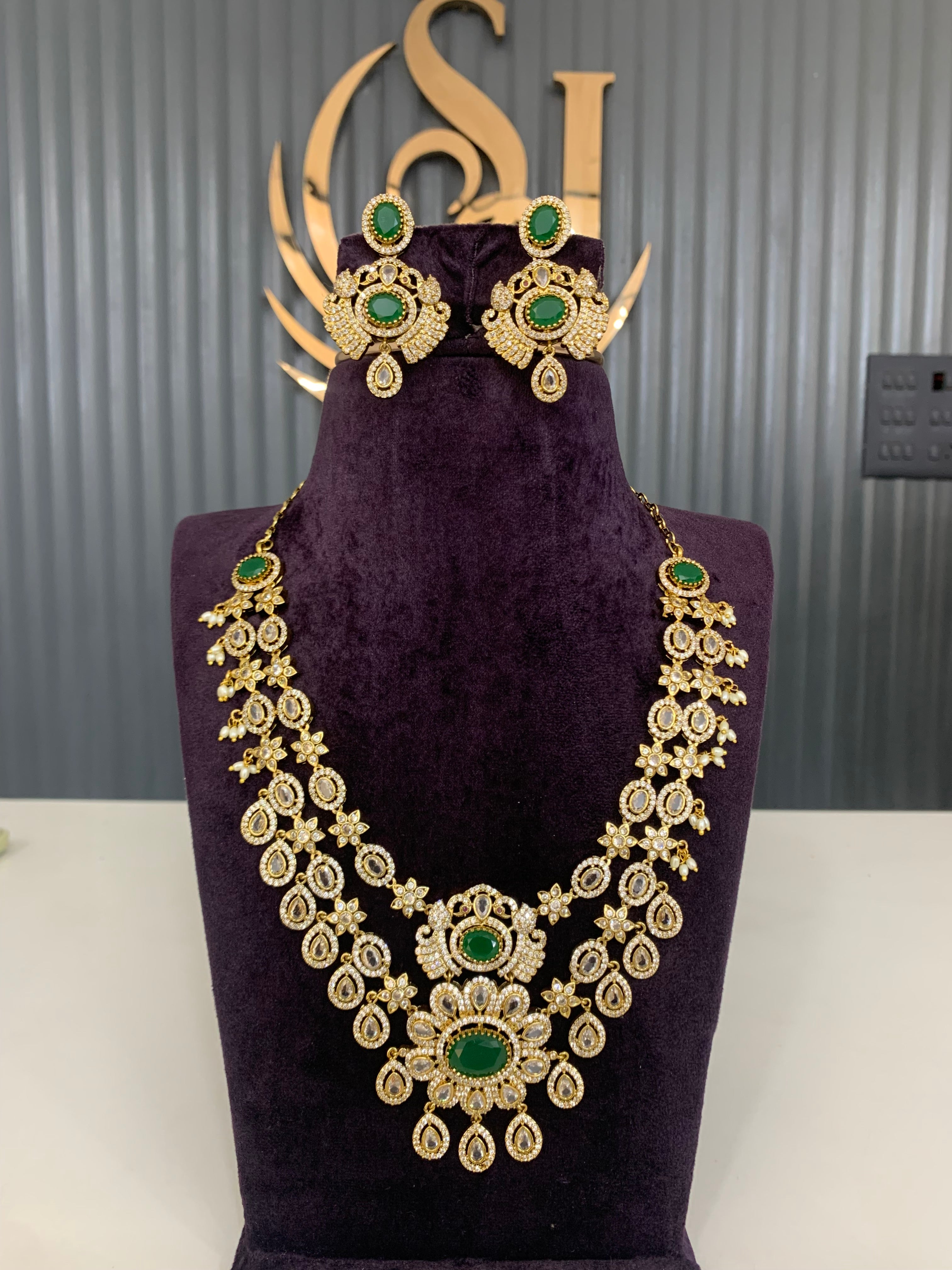 Beautiful mehandi polish necklace